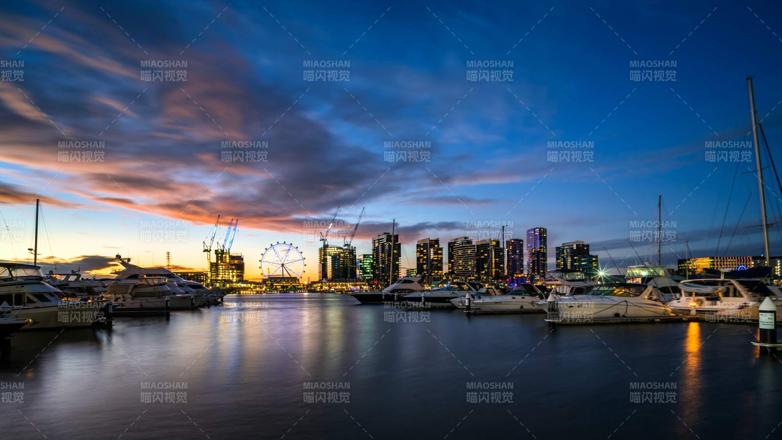 城市夜景與碼頭燈火
