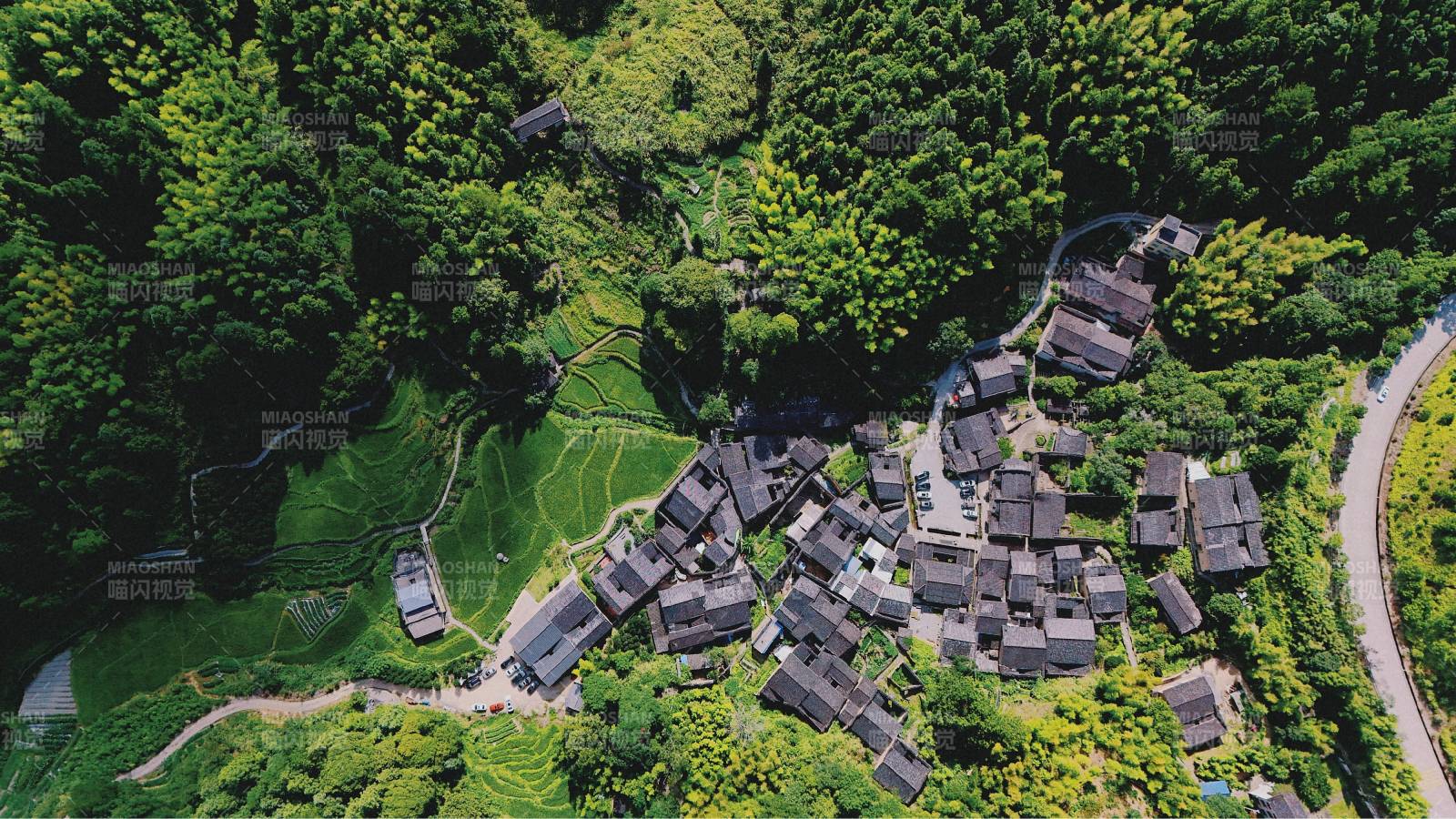 山間古村俯瞰圖