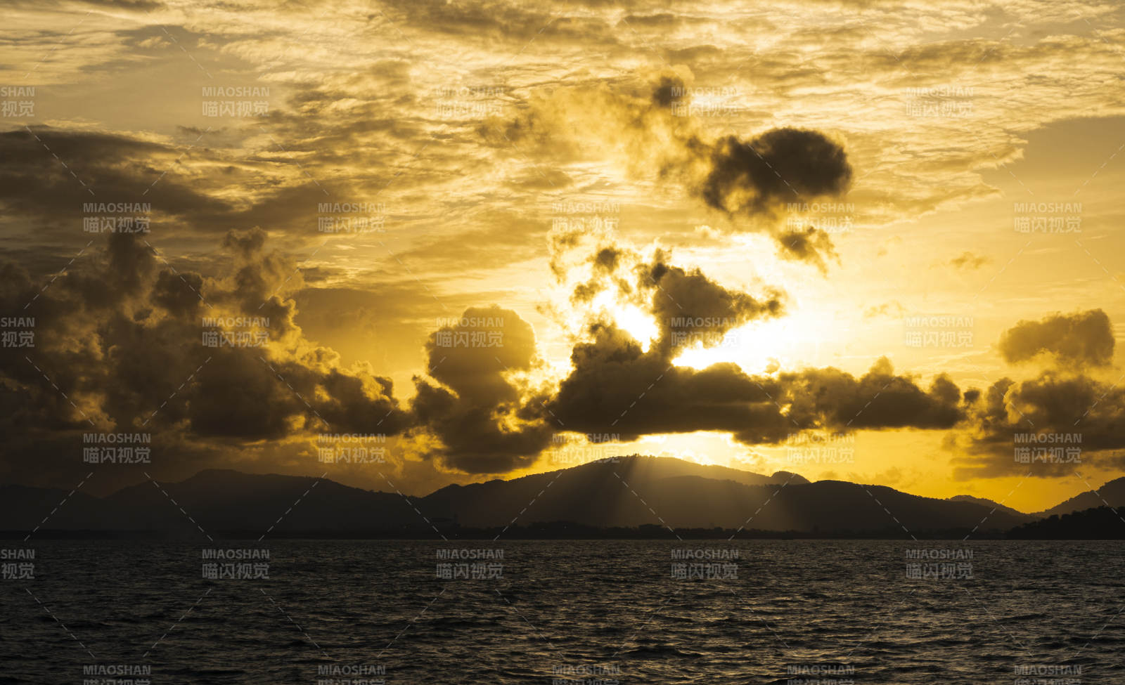 夕陽下的海山美景