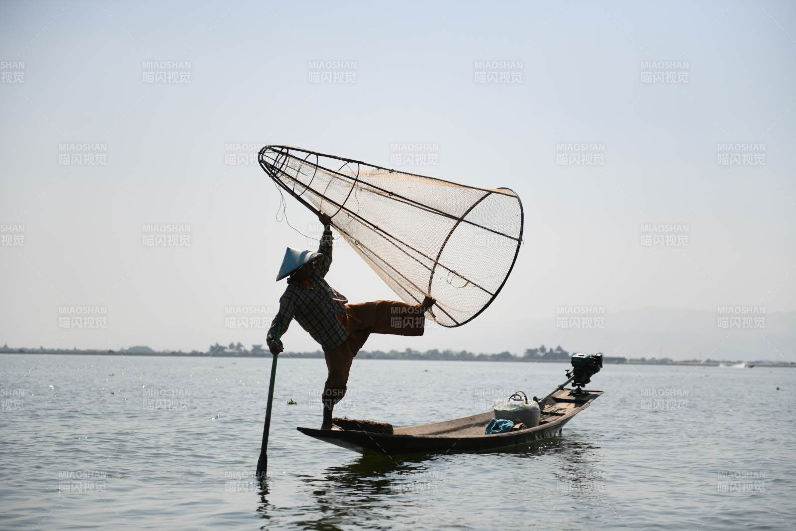 漁夫撒網(wǎng)捕魚(yú)