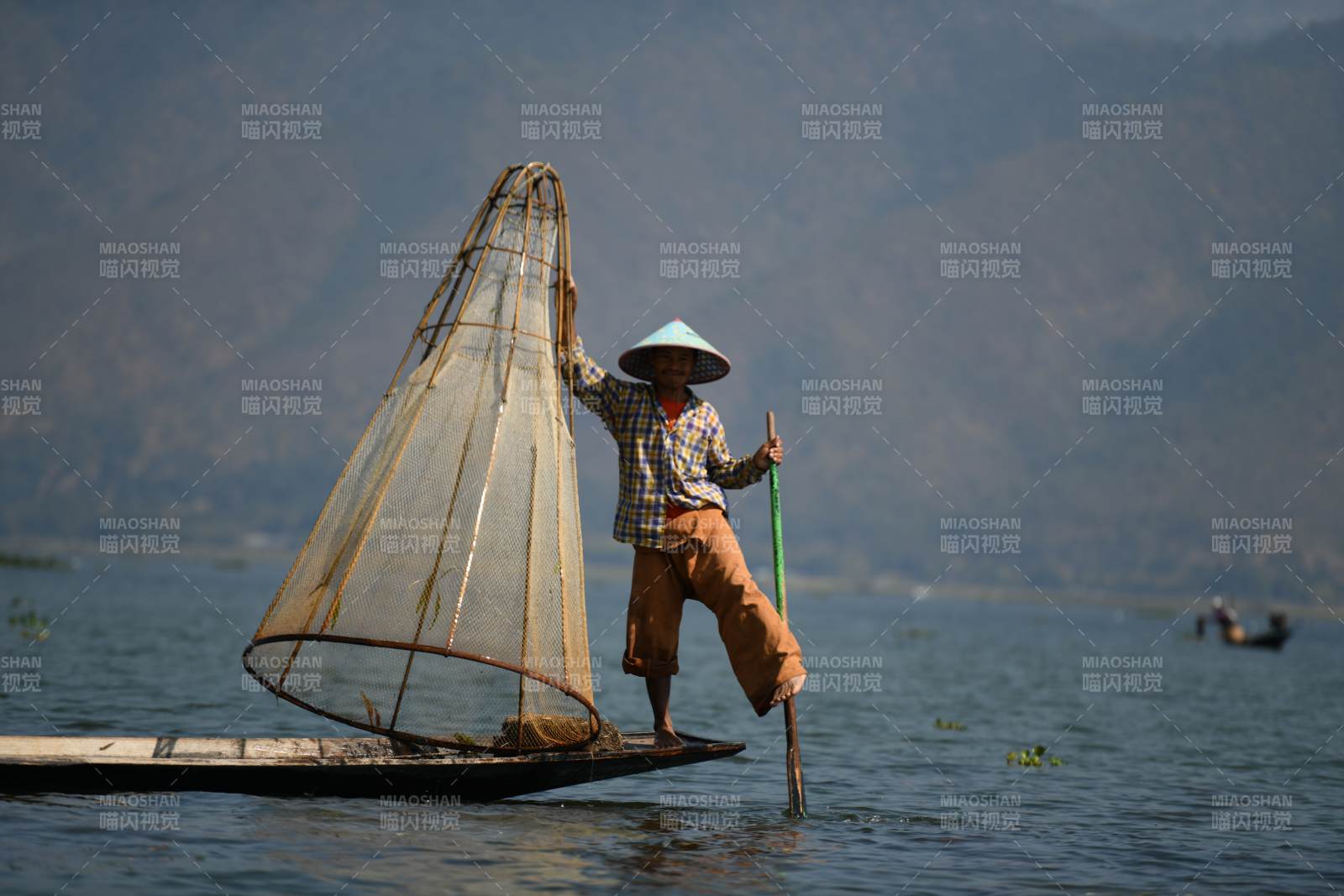 湖上獨行 帆影悠悠