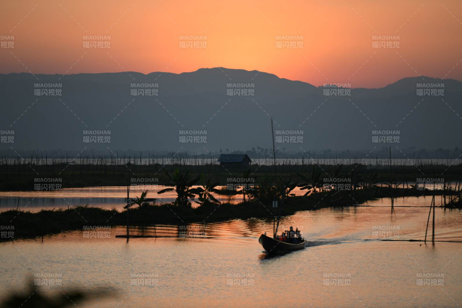 夕陽下的湖畔小舟