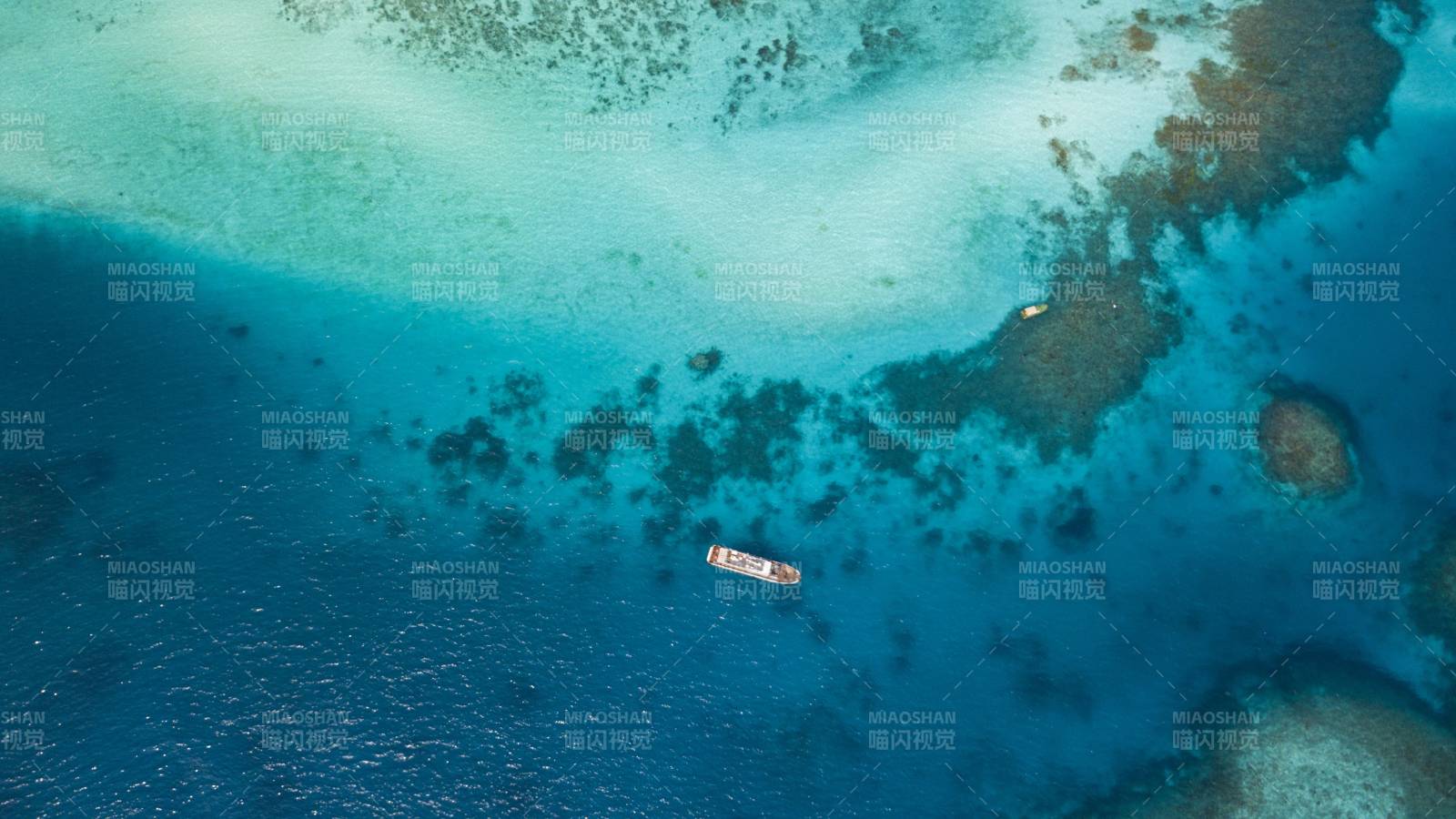 西沙群島珊瑚礁上的小船航拍圖