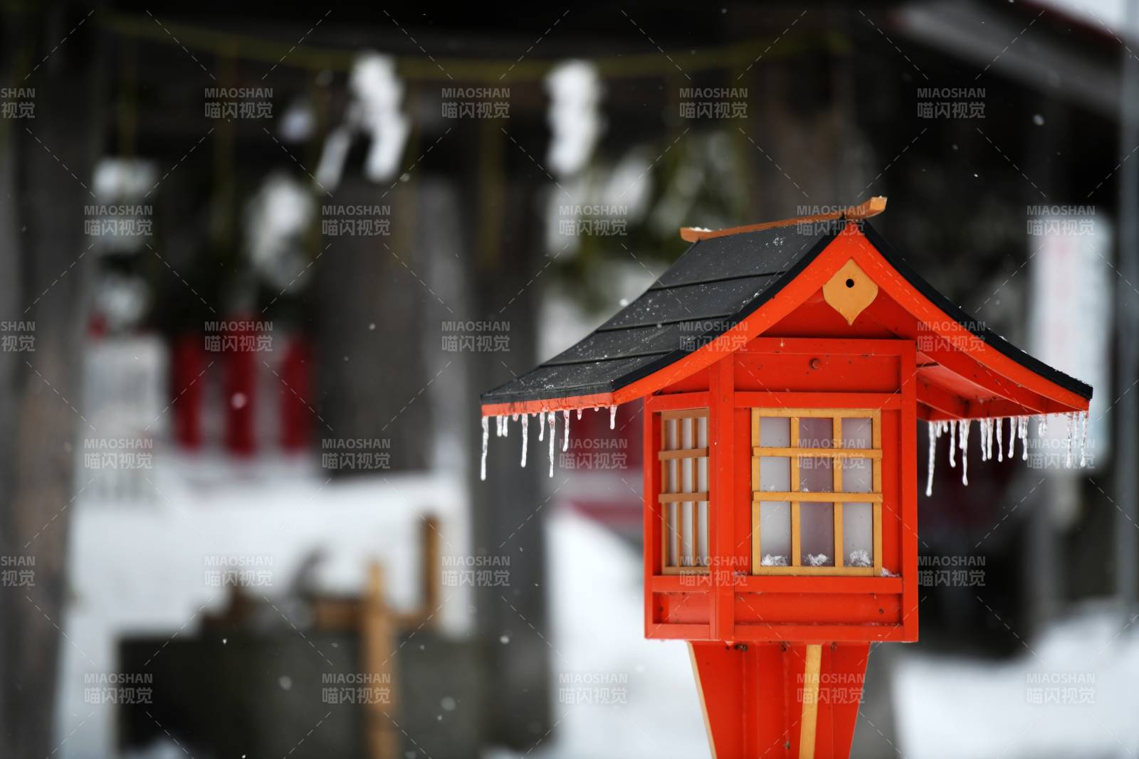 日本北海道雪中紅燈籠 冬日靜謐景