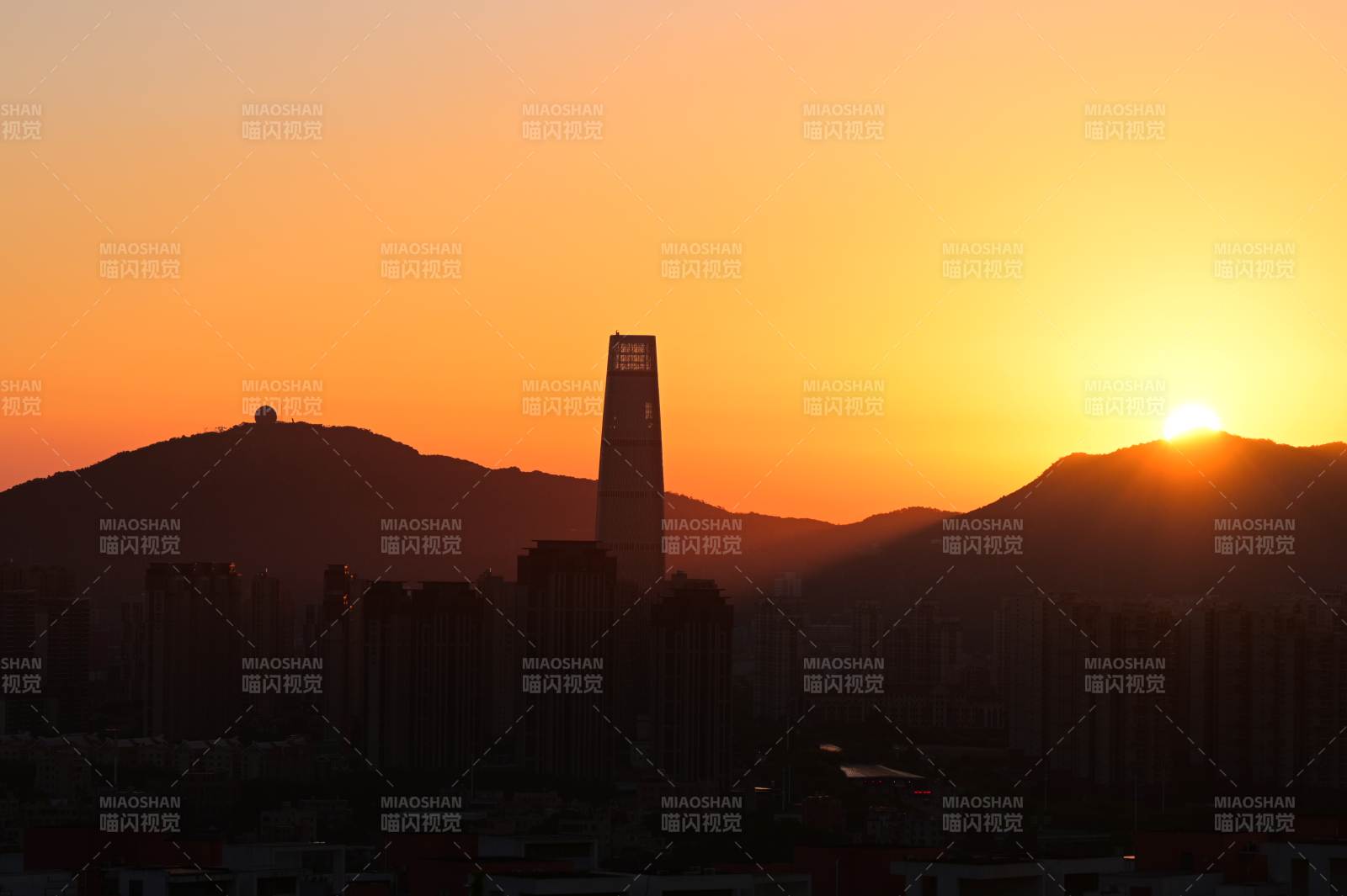 夕陽下的城市剪影