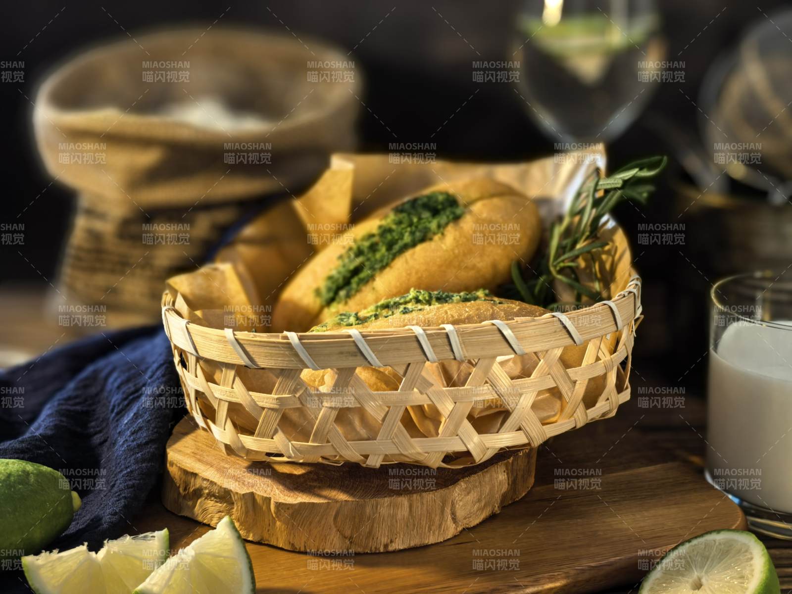 竹籃蒜香包配迭迭香與檸檬