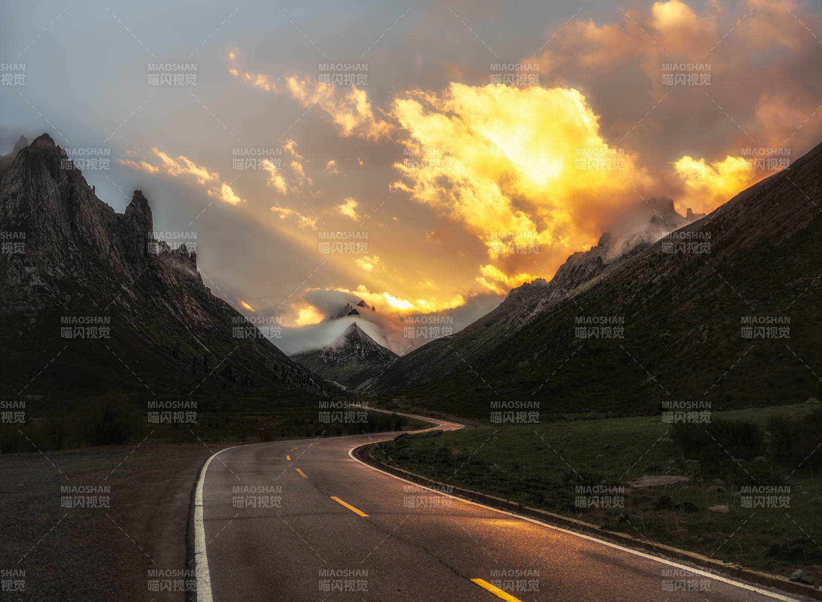 夕陽下的山間公路