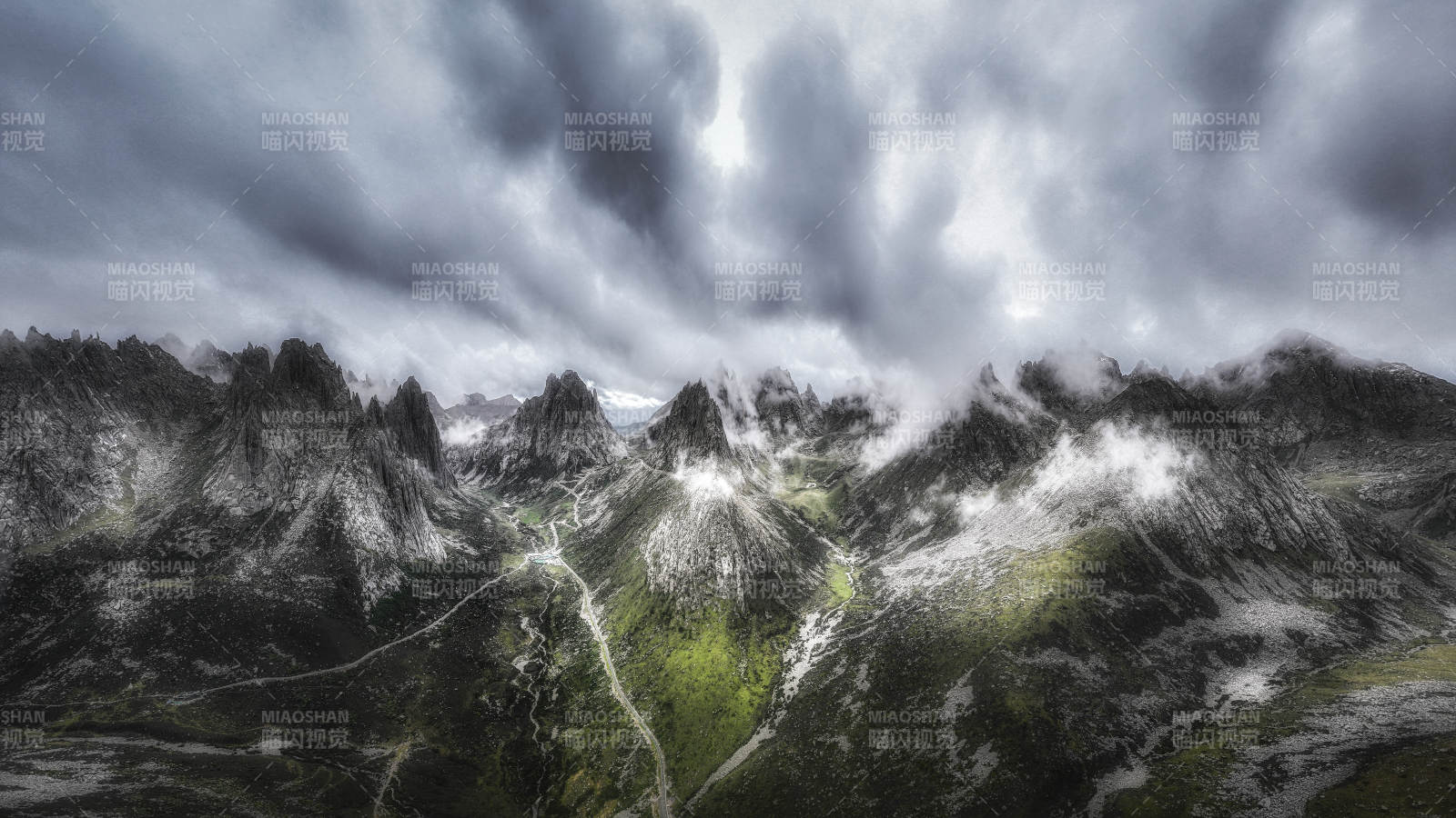 云霧繚繞的山巒奇景