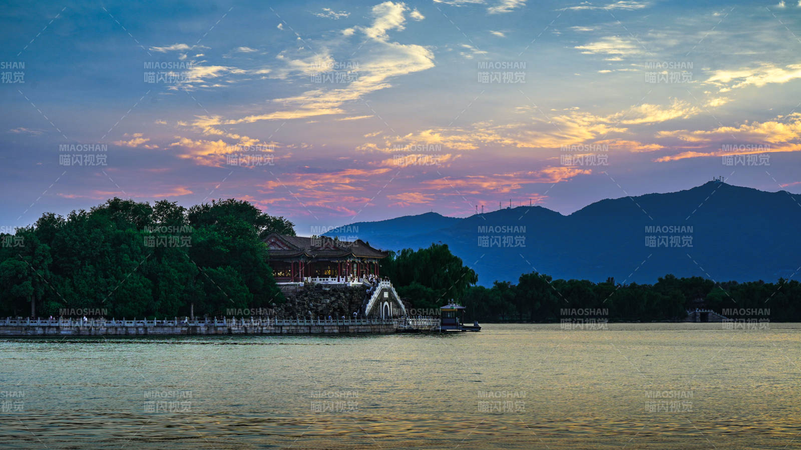 湖畔夕陽 山影朦朧