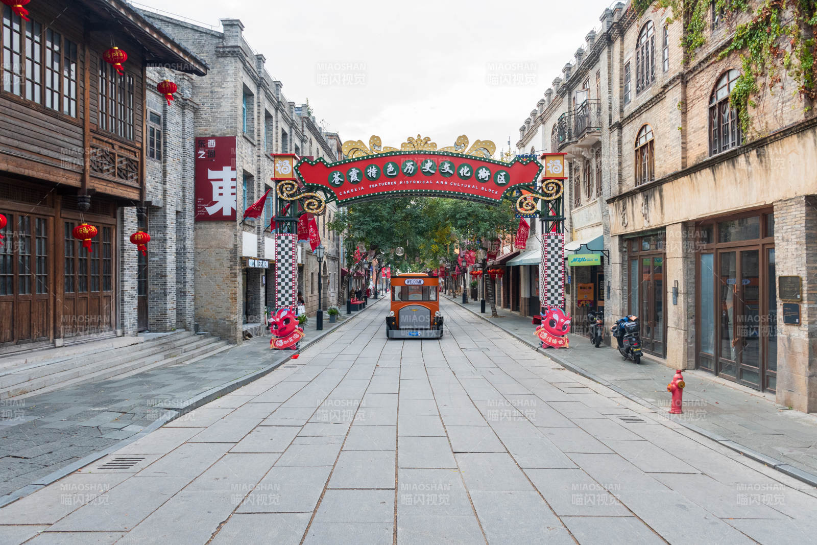 古街風情 橙色小車點綴