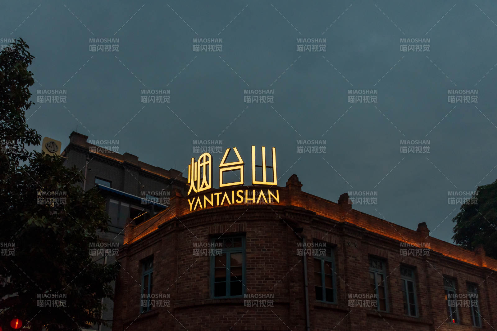 煙臺山夜景建筑燈光照耀