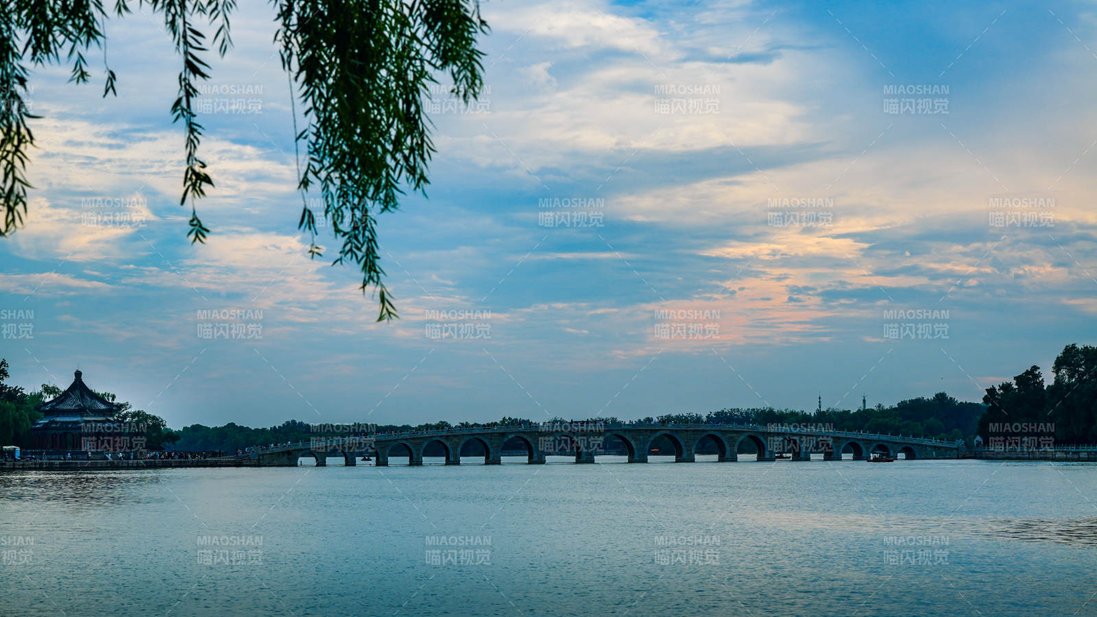 湖畔長橋 柳影輕拂