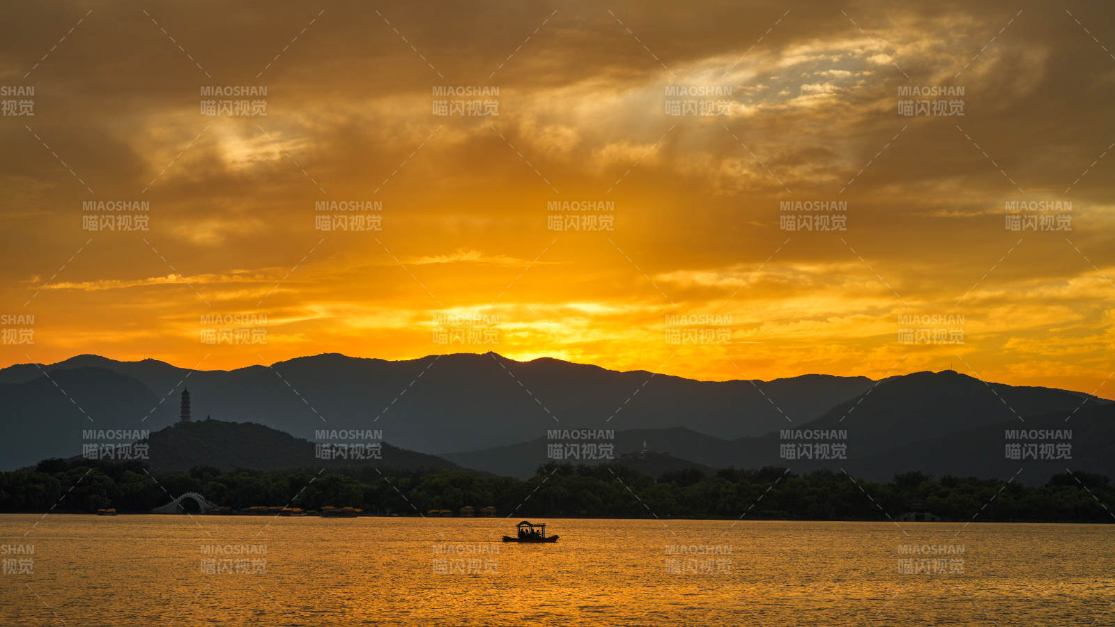 夕陽下的湖山靜謐景致