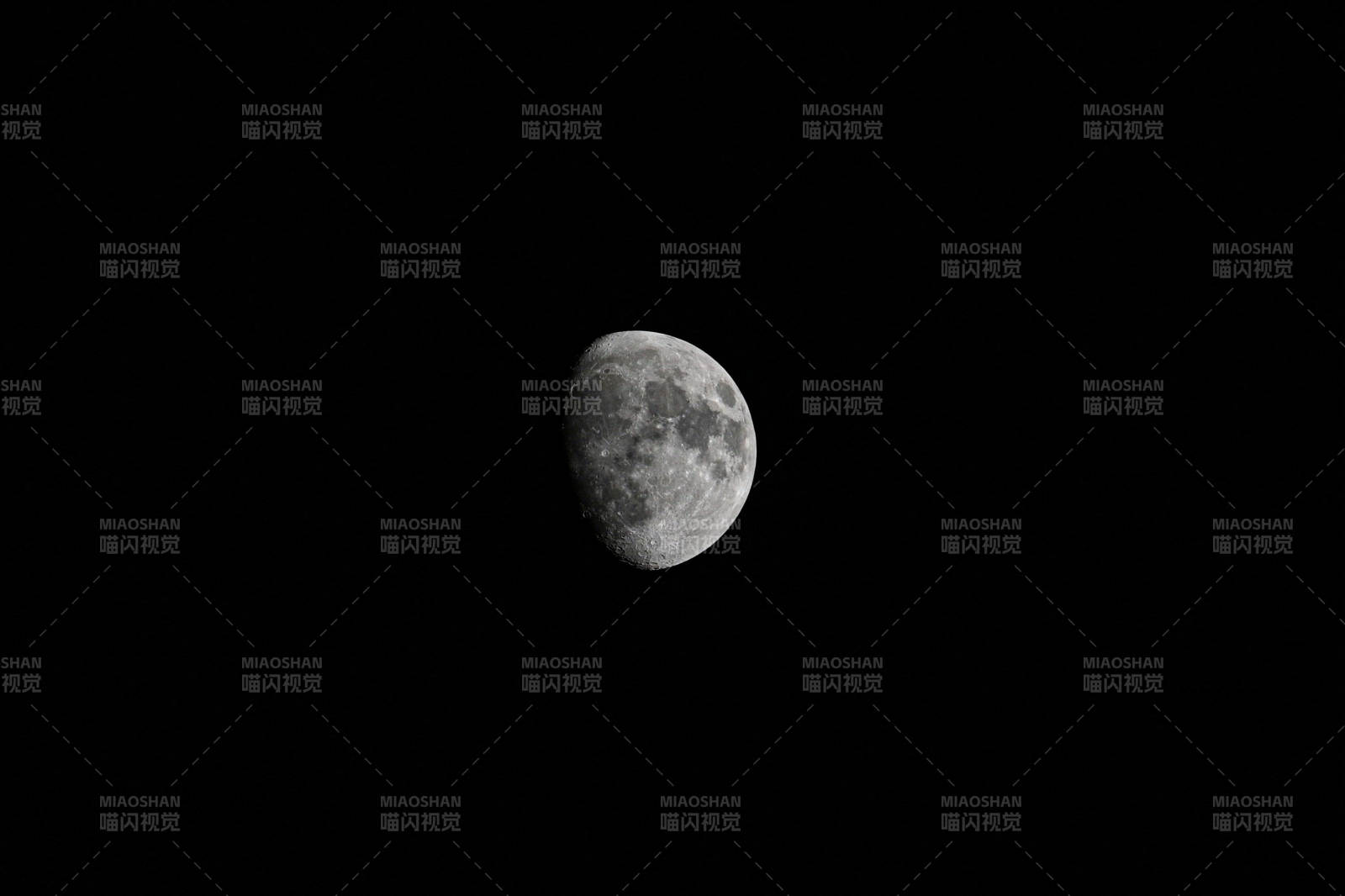 夜空中的半輪明月