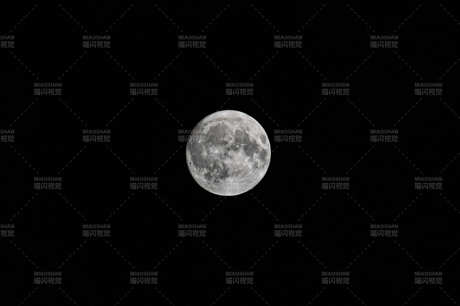 夜空中的滿月