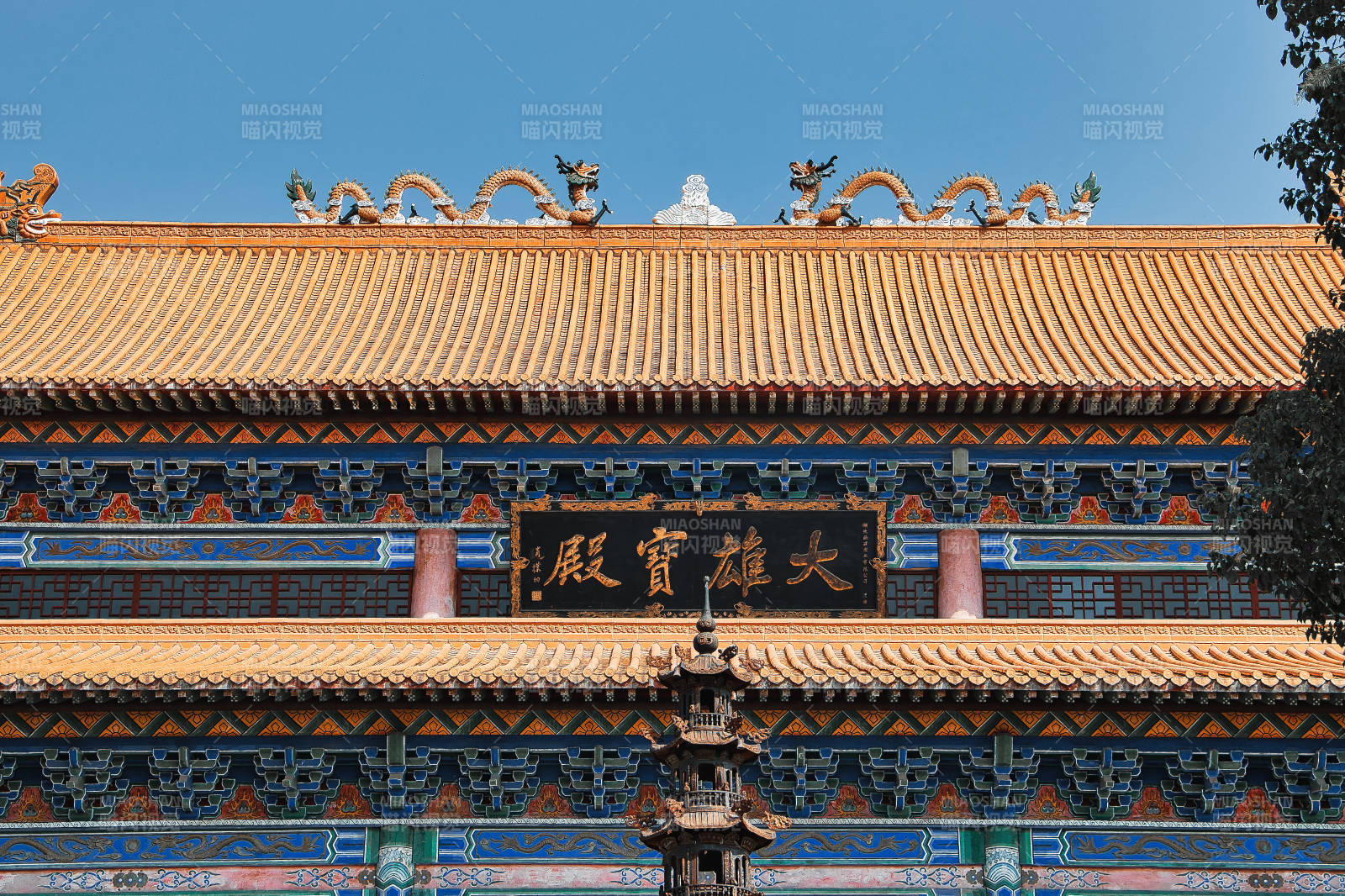 大雄寶殿金碧輝煌建筑