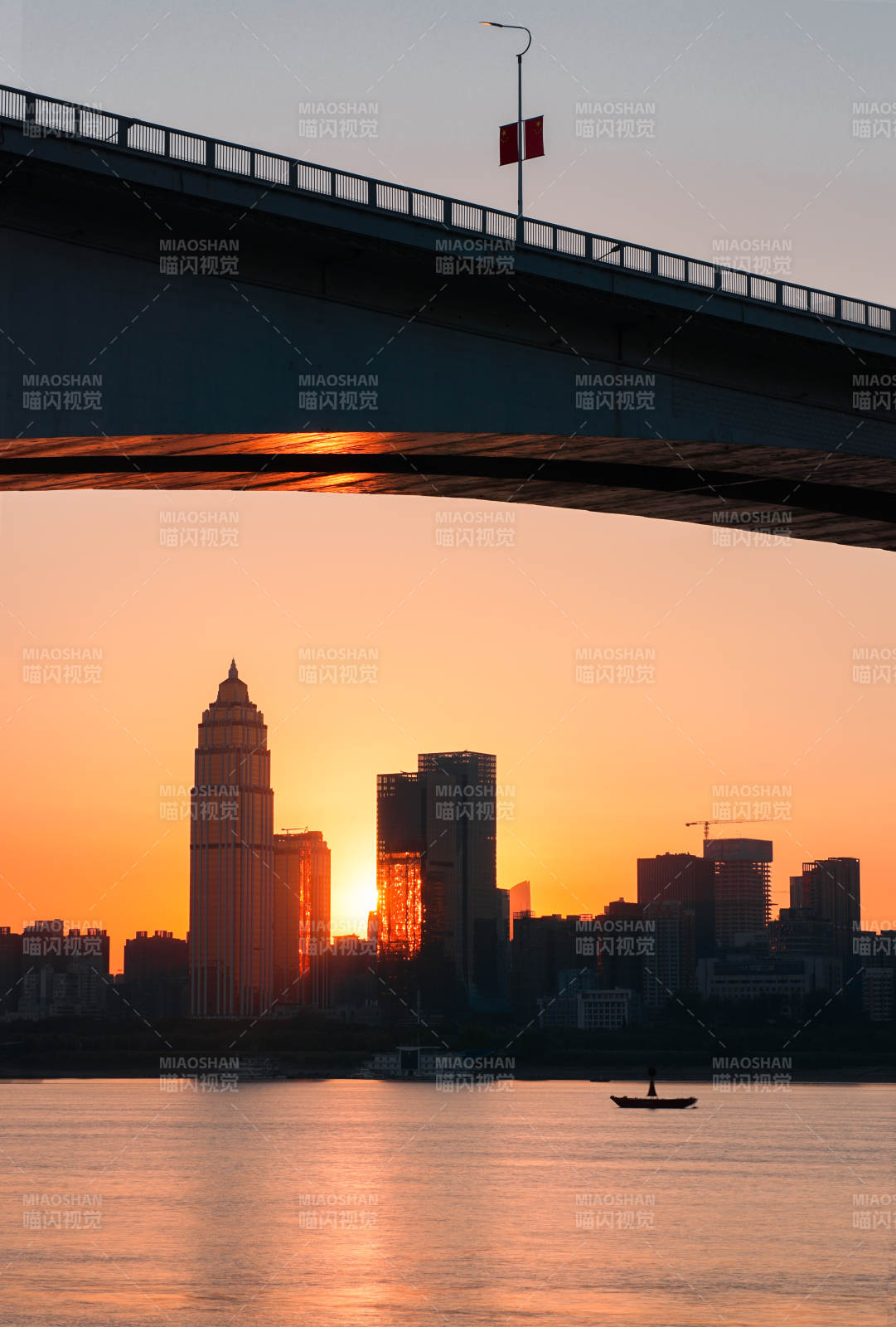 夕陽下的城市剪影
