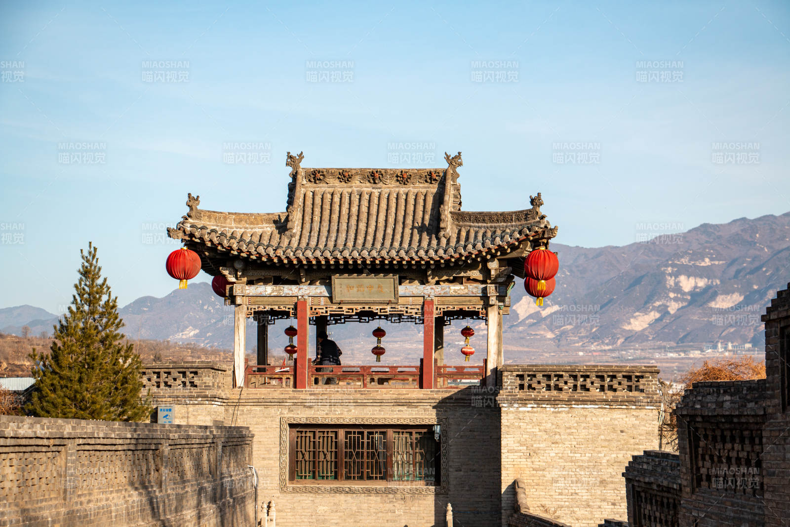古建筑與山景相映成趣