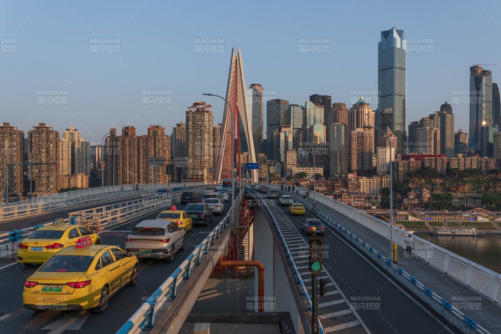 城市大橋與高樓群景