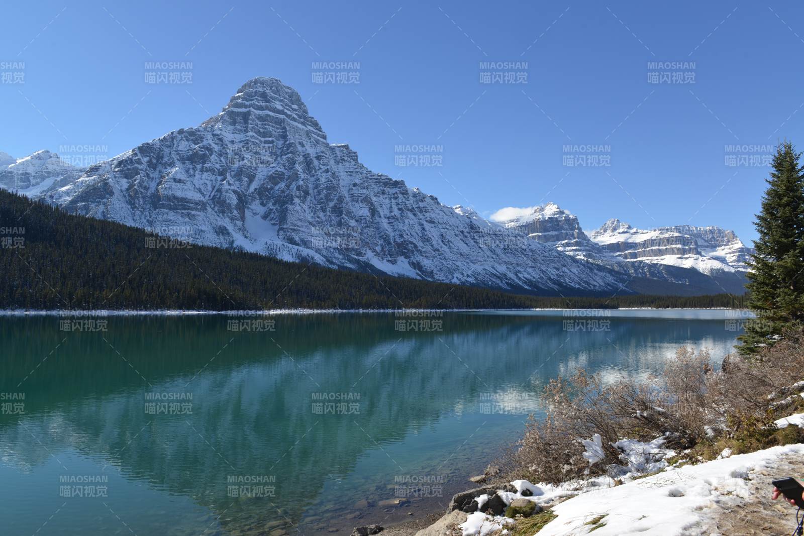 加拿大雪山湖畔 冬日靜謐