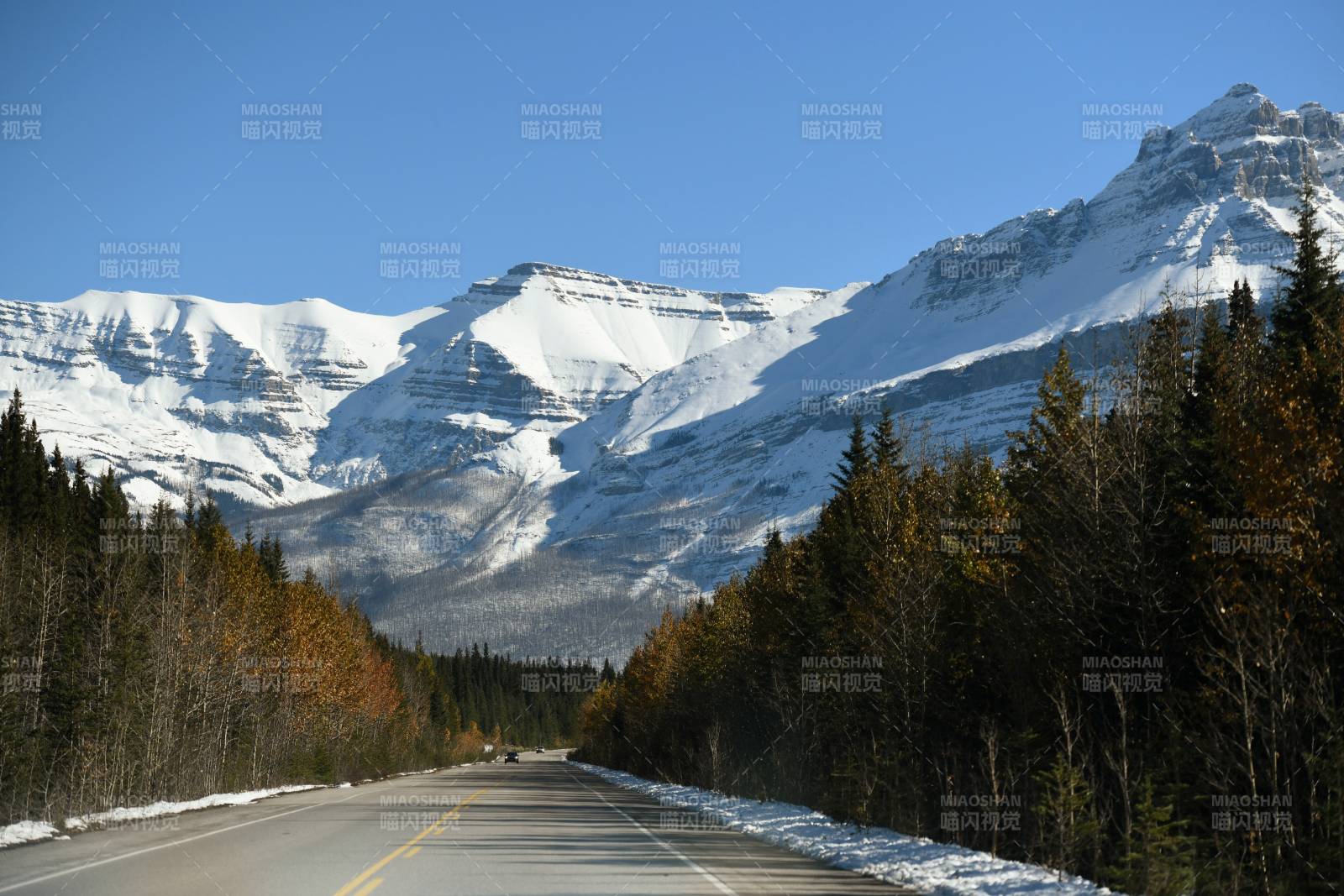 雪山公路秋景圖