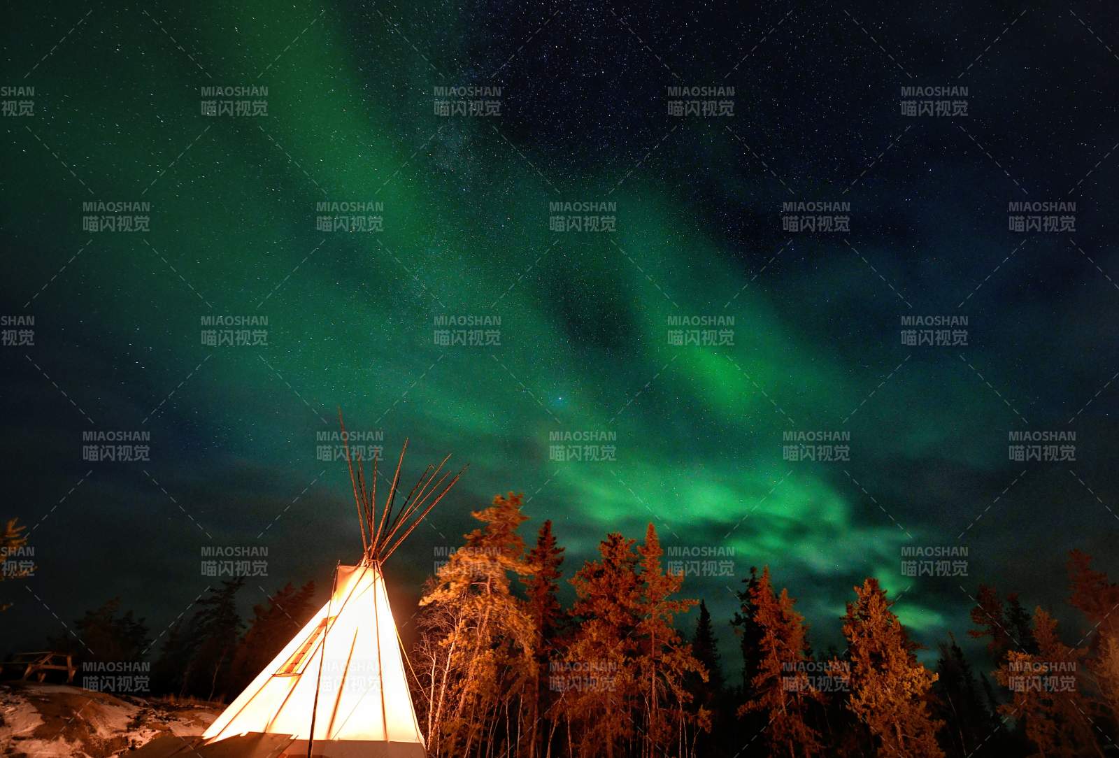 極光下的帳篷夜景