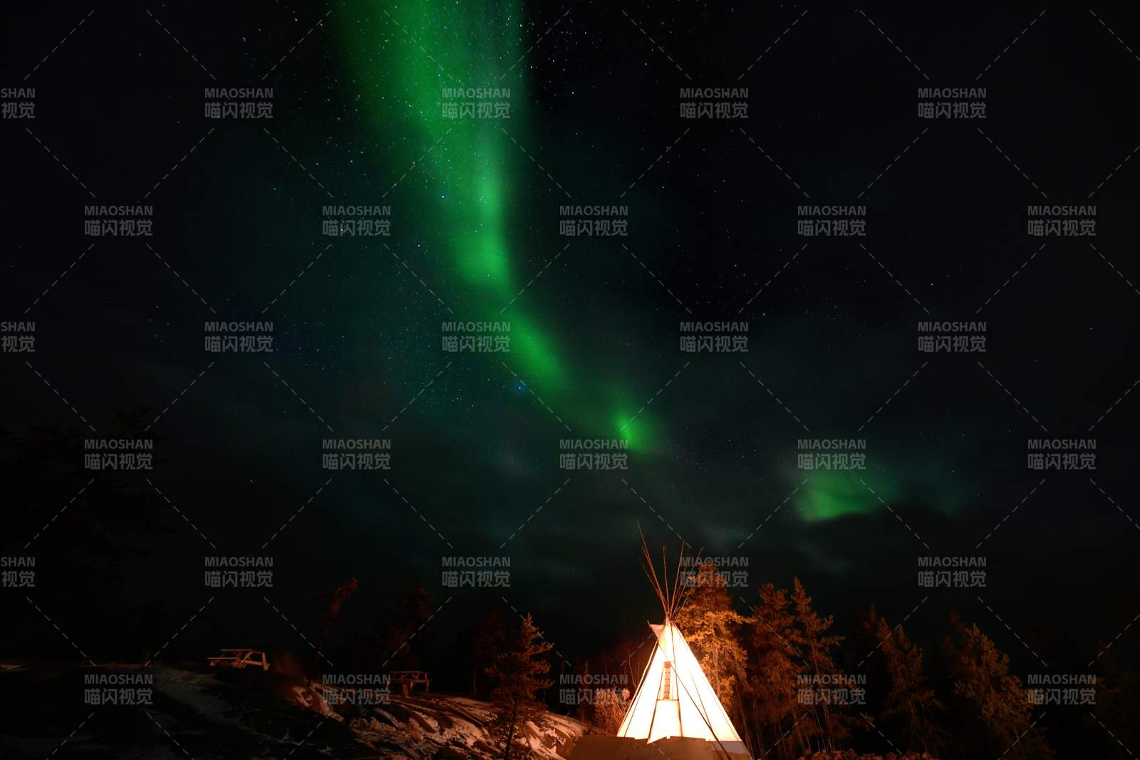 極光下的帳篷夜景