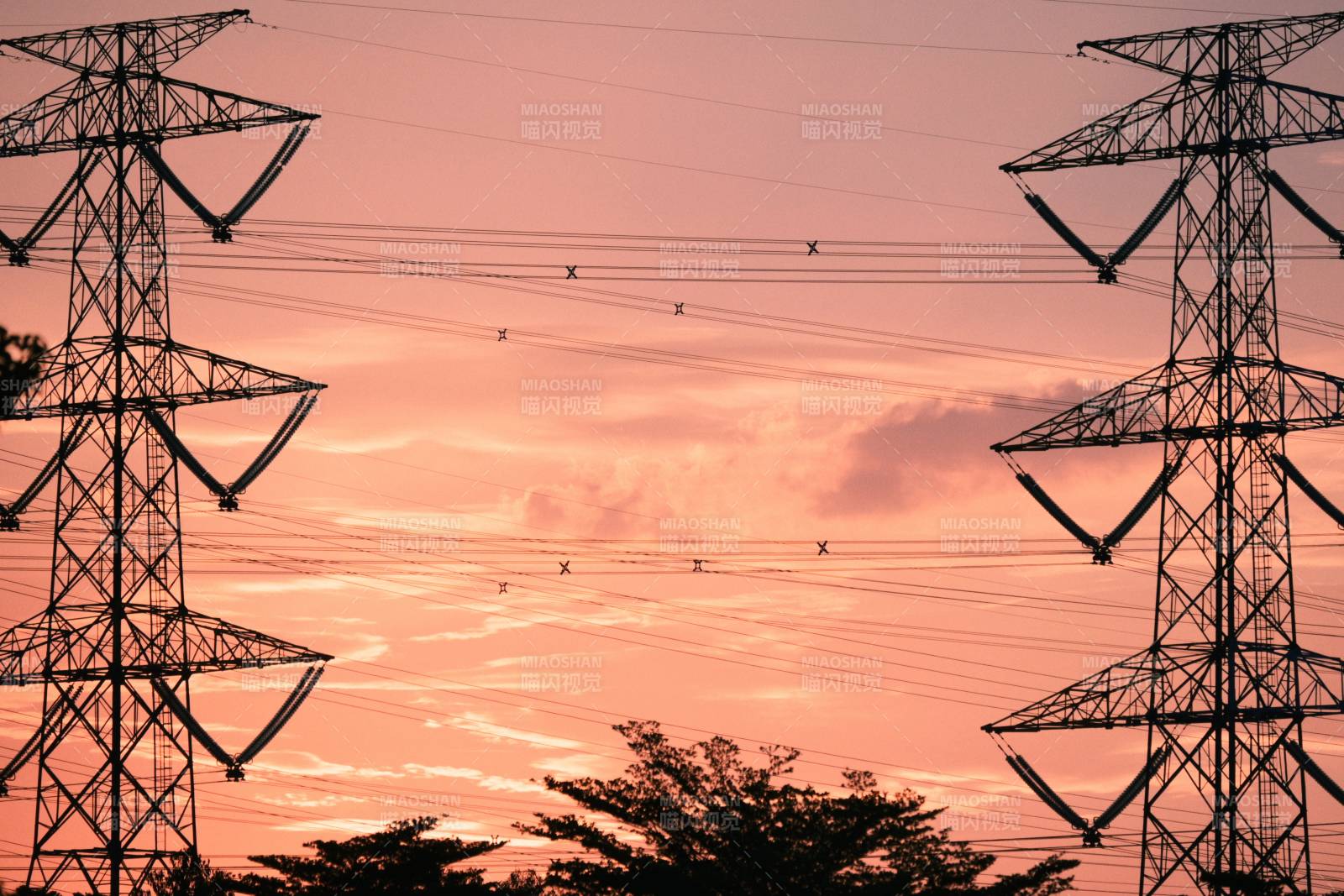 夕陽下的電力塔影