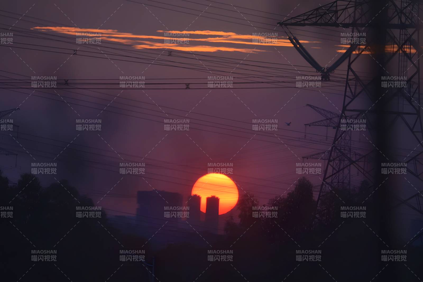 夕陽下的工業剪影