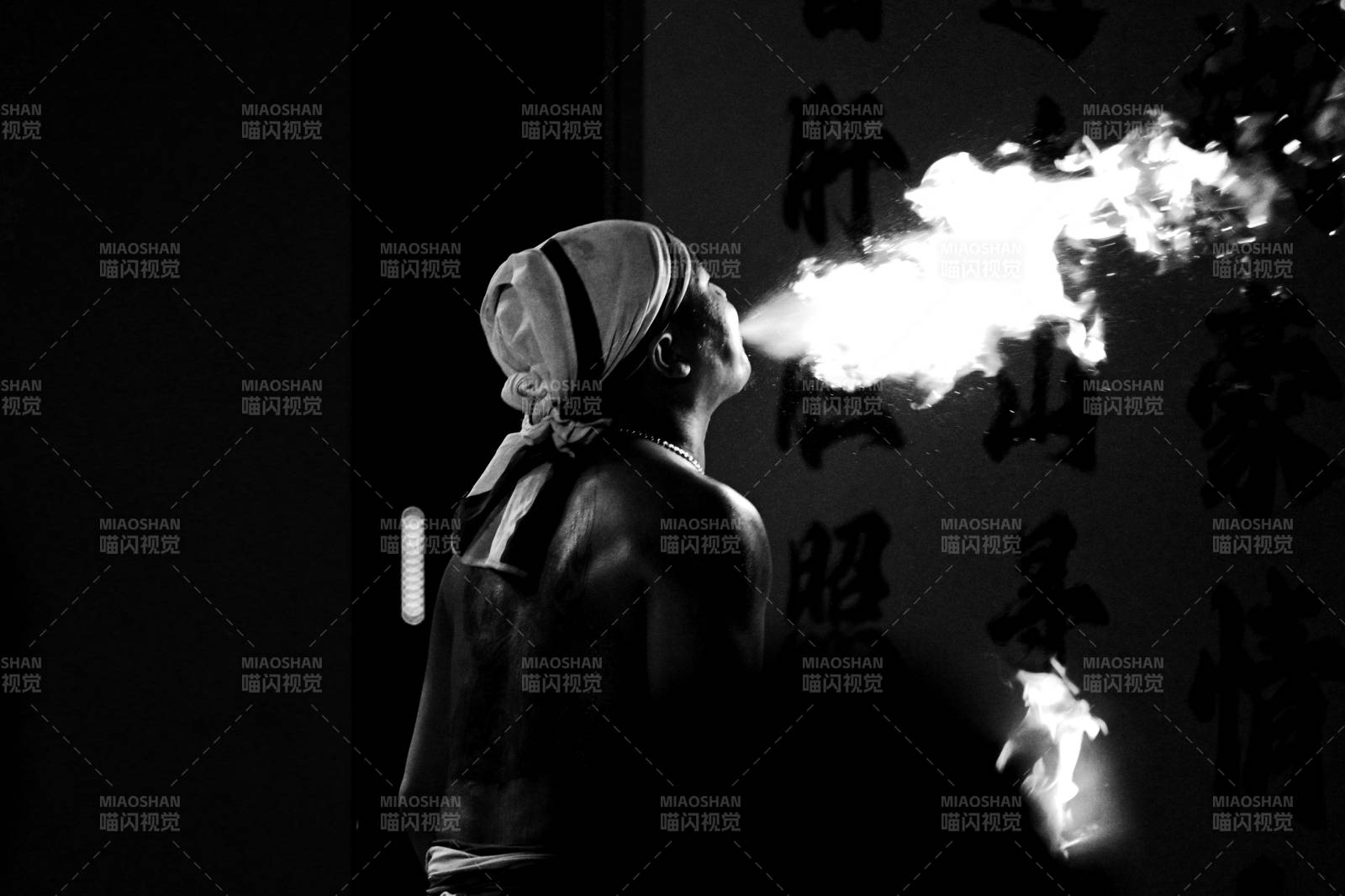 煙霧繚繞 神秘人物側影