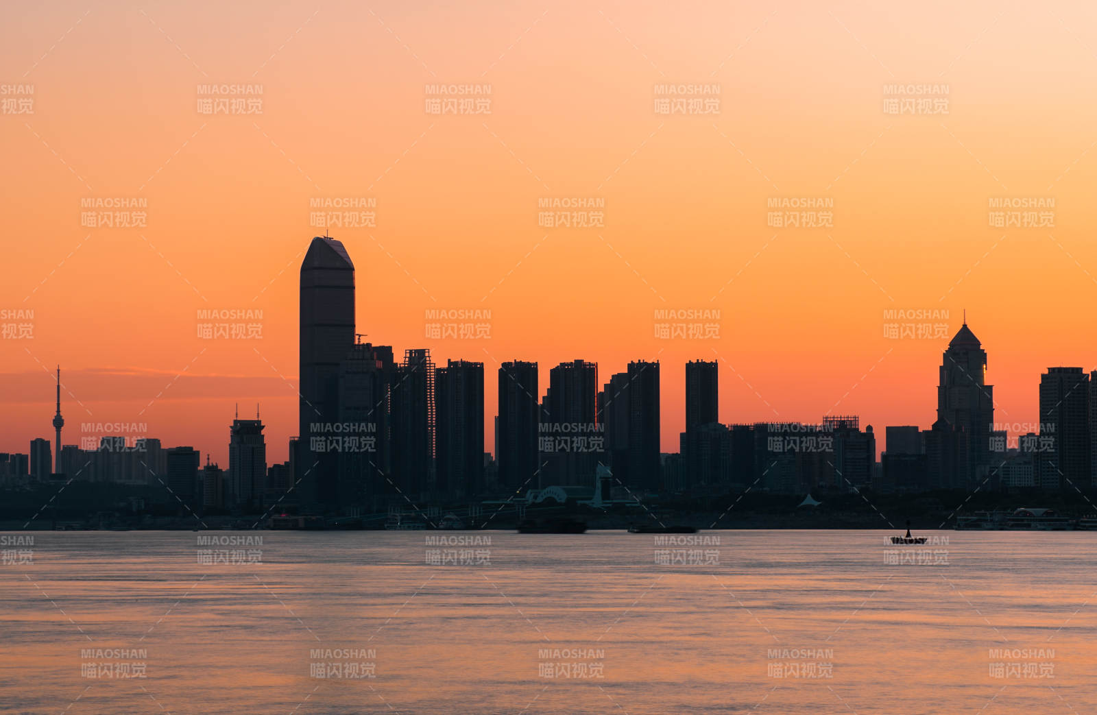 夕陽下的城市剪影