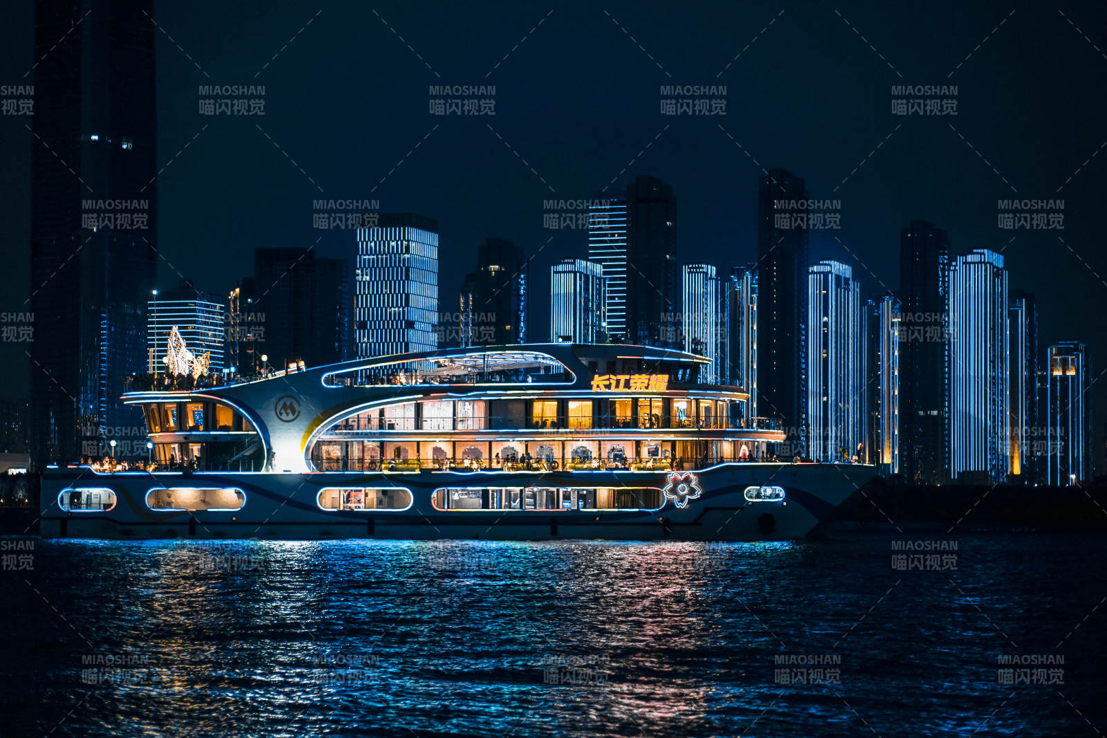 夜景游輪與城市燈火