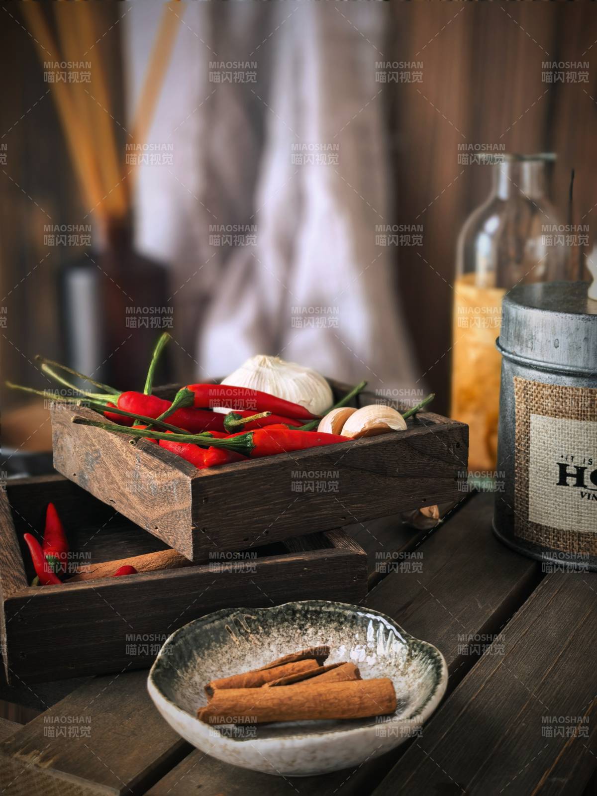 木質(zhì)托盤上的香料與辣椒