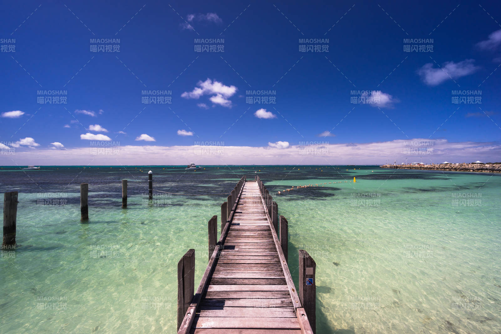 西澳大利亚海边木栈道与碧海蓝天