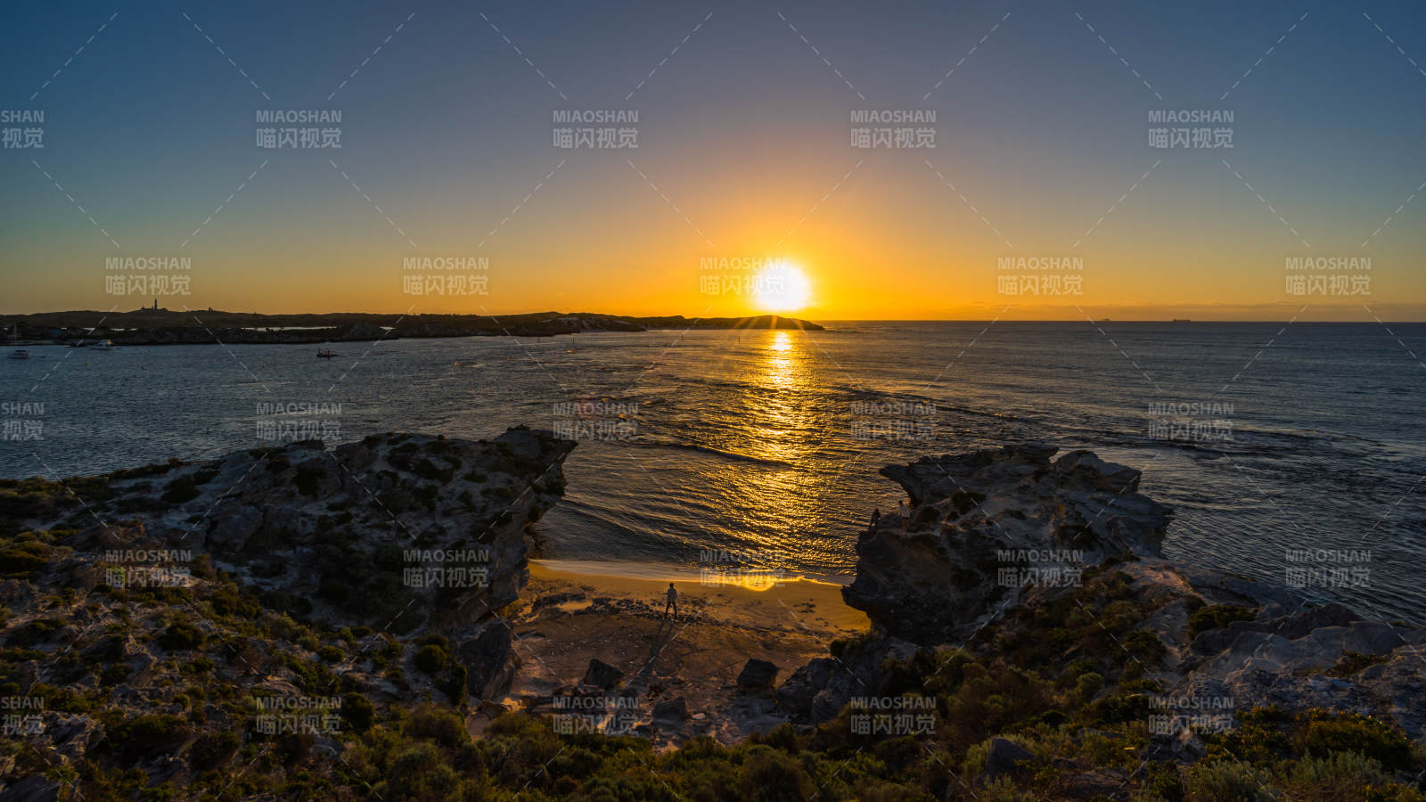 夕陽下的海濱巖石風光
