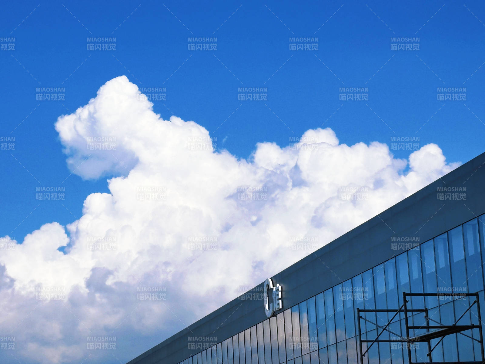 藍天白云映襯現代建筑