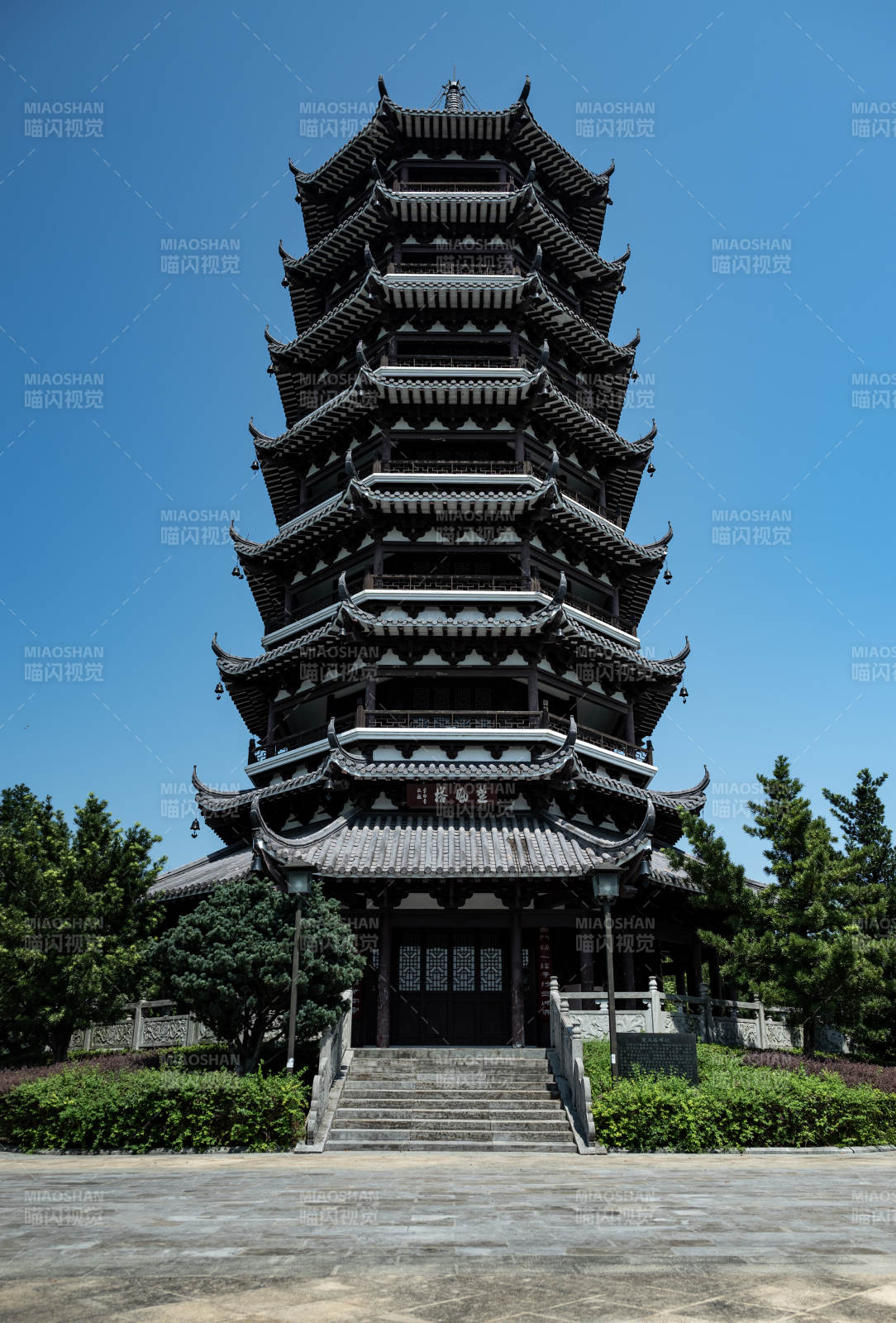 古塔巍峨 藍天映襯