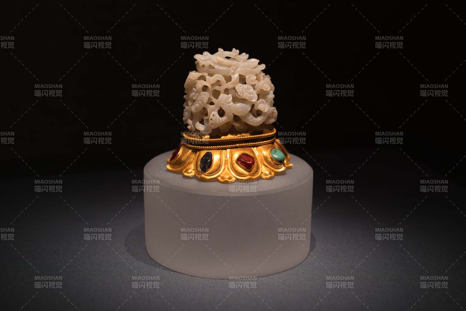 明代梁莊王墓出土金鑲寶石白玉龍穿牡丹帽頂