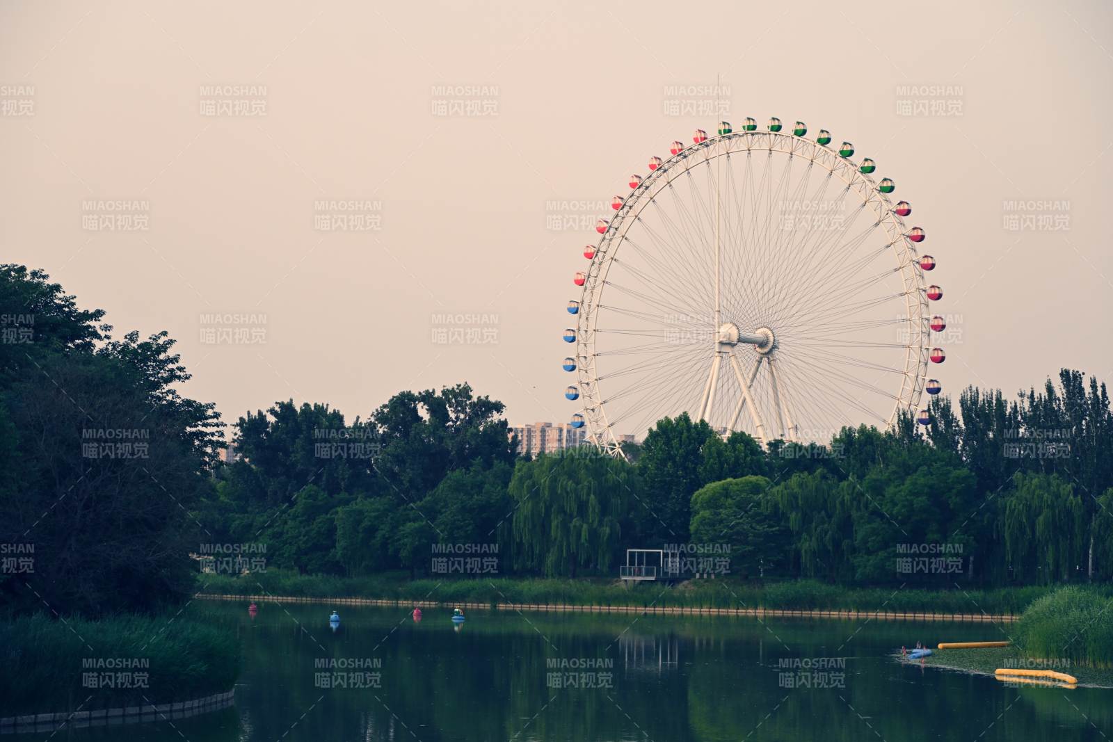 湖畔摩天輪靜謐黃昏景