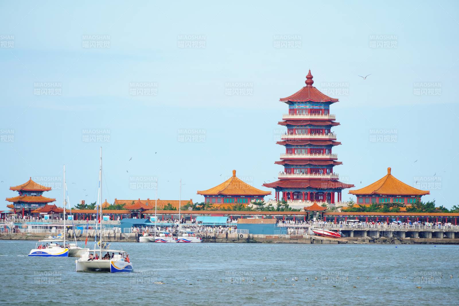 海邊古塔與帆船風景