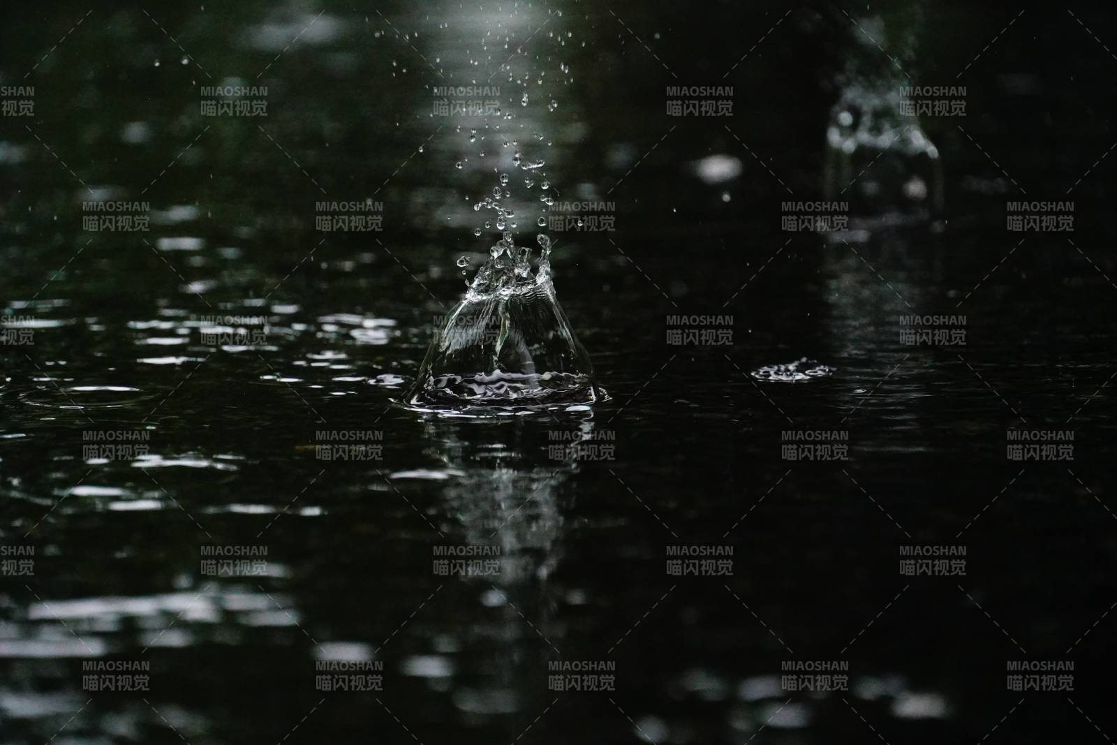 雨滴濺起的瞬間