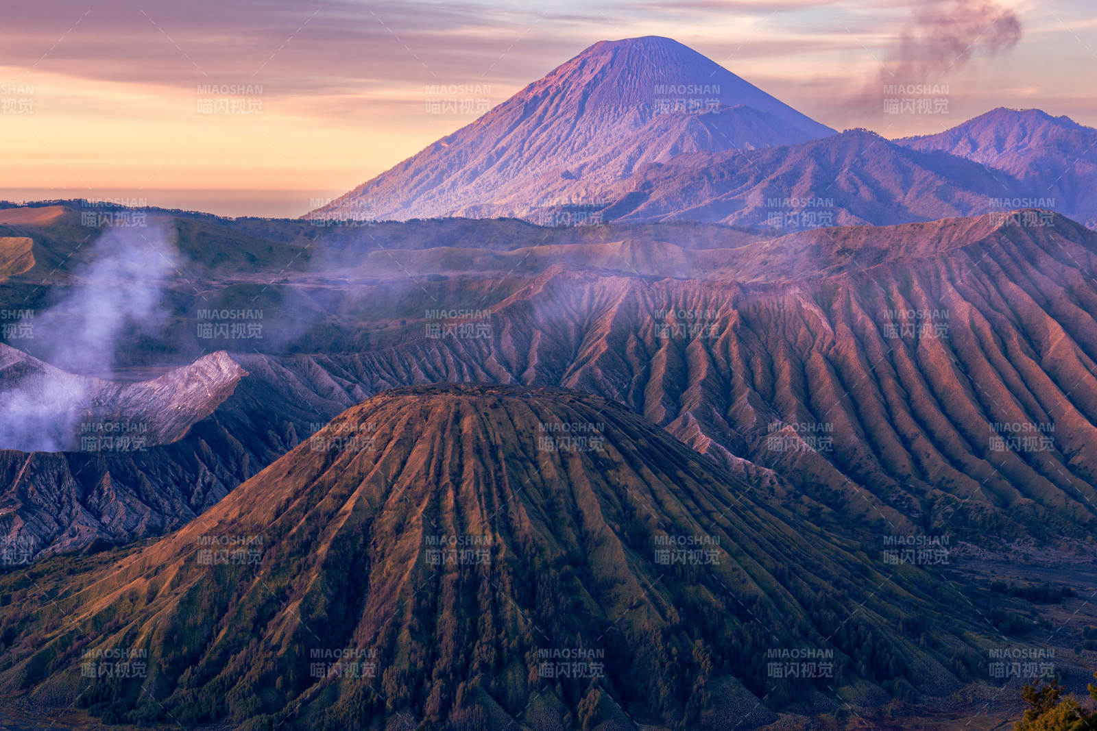 日出火山群峰圖景