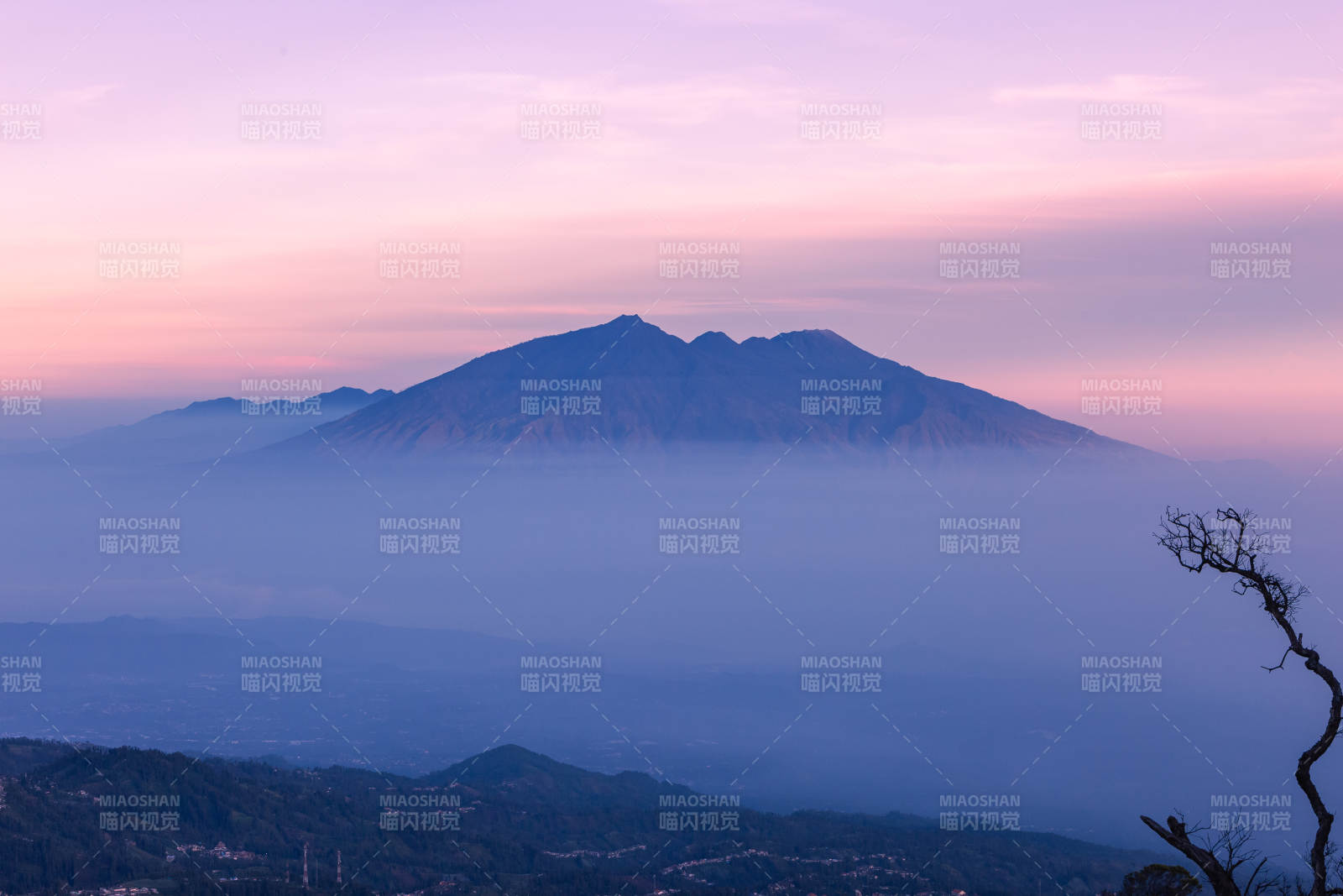 晨霧中的山巒美景