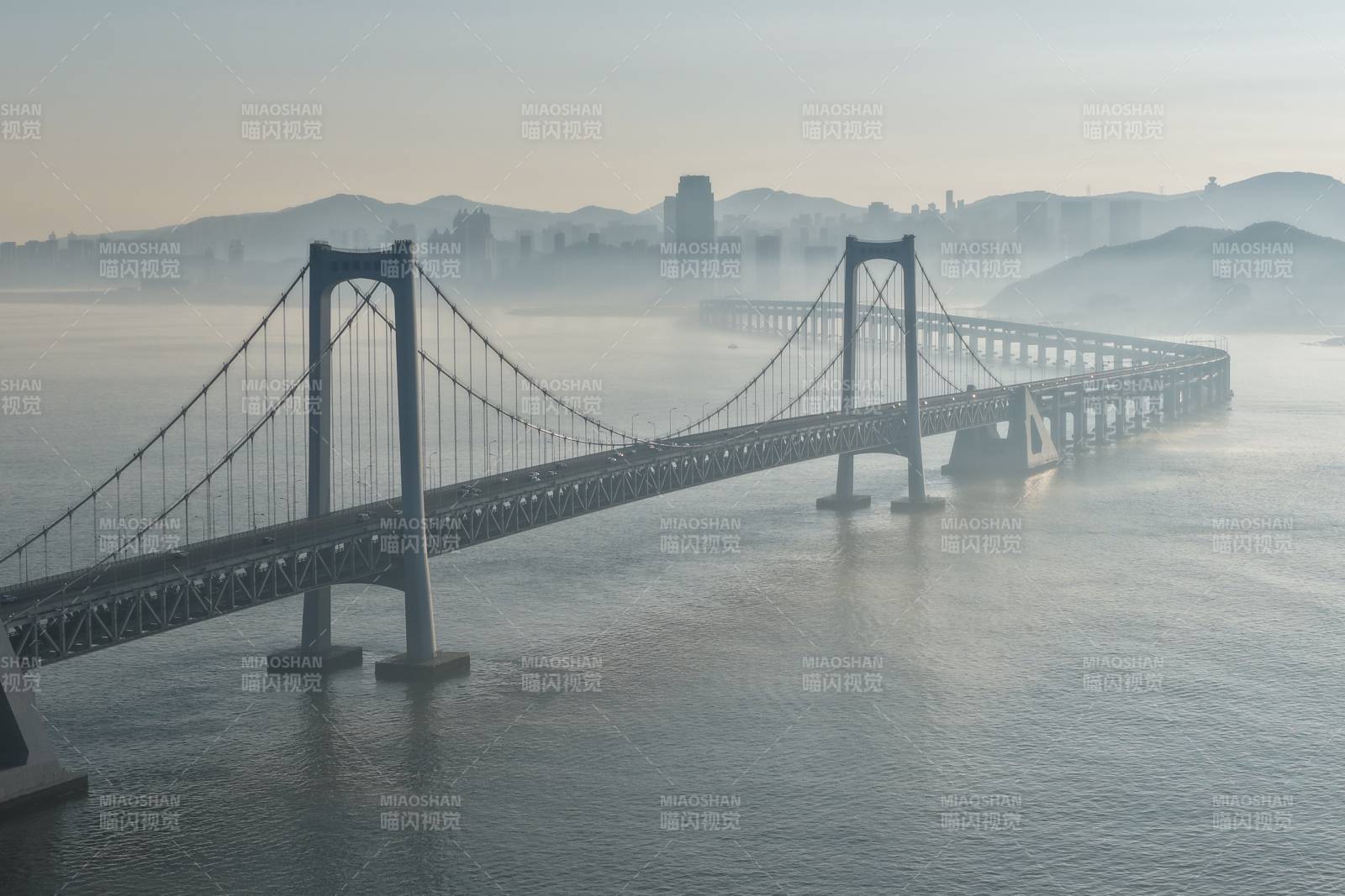 晨霧中的跨海大橋