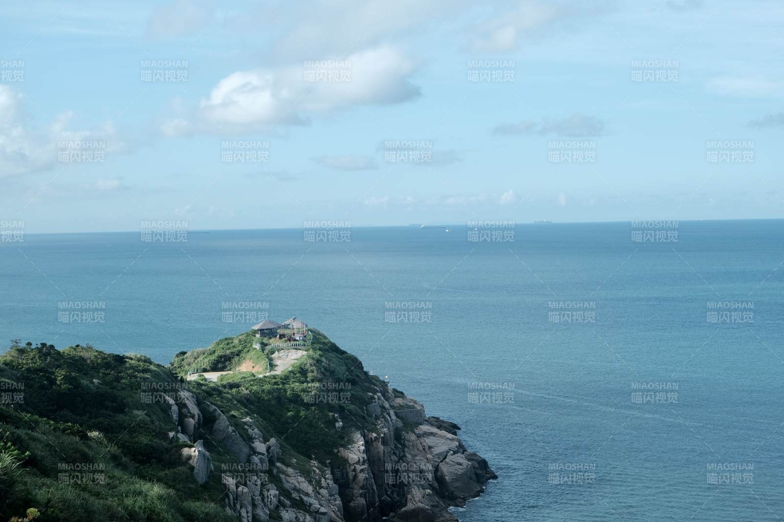 海邊的巖石山丘