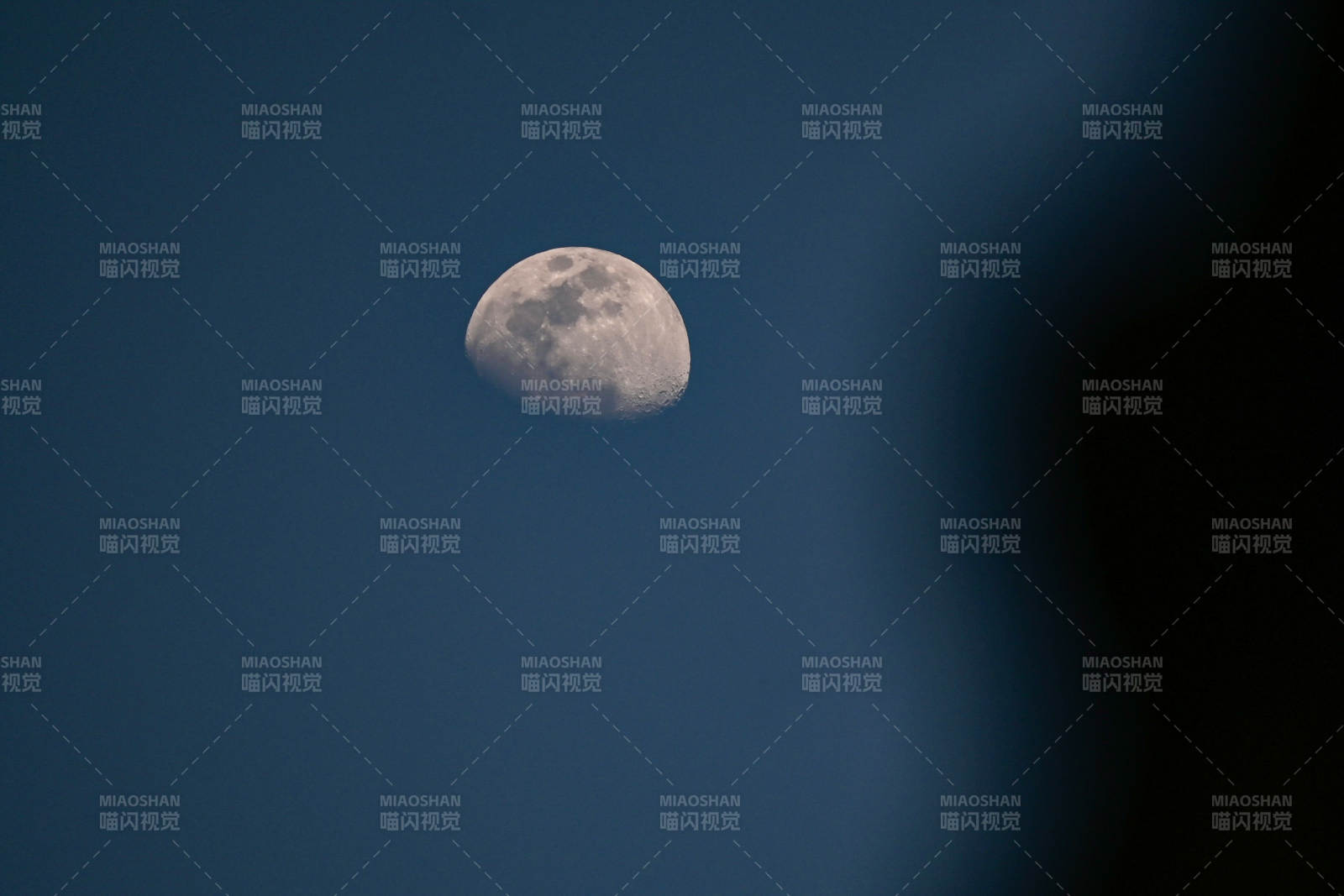 夜空中的彎月