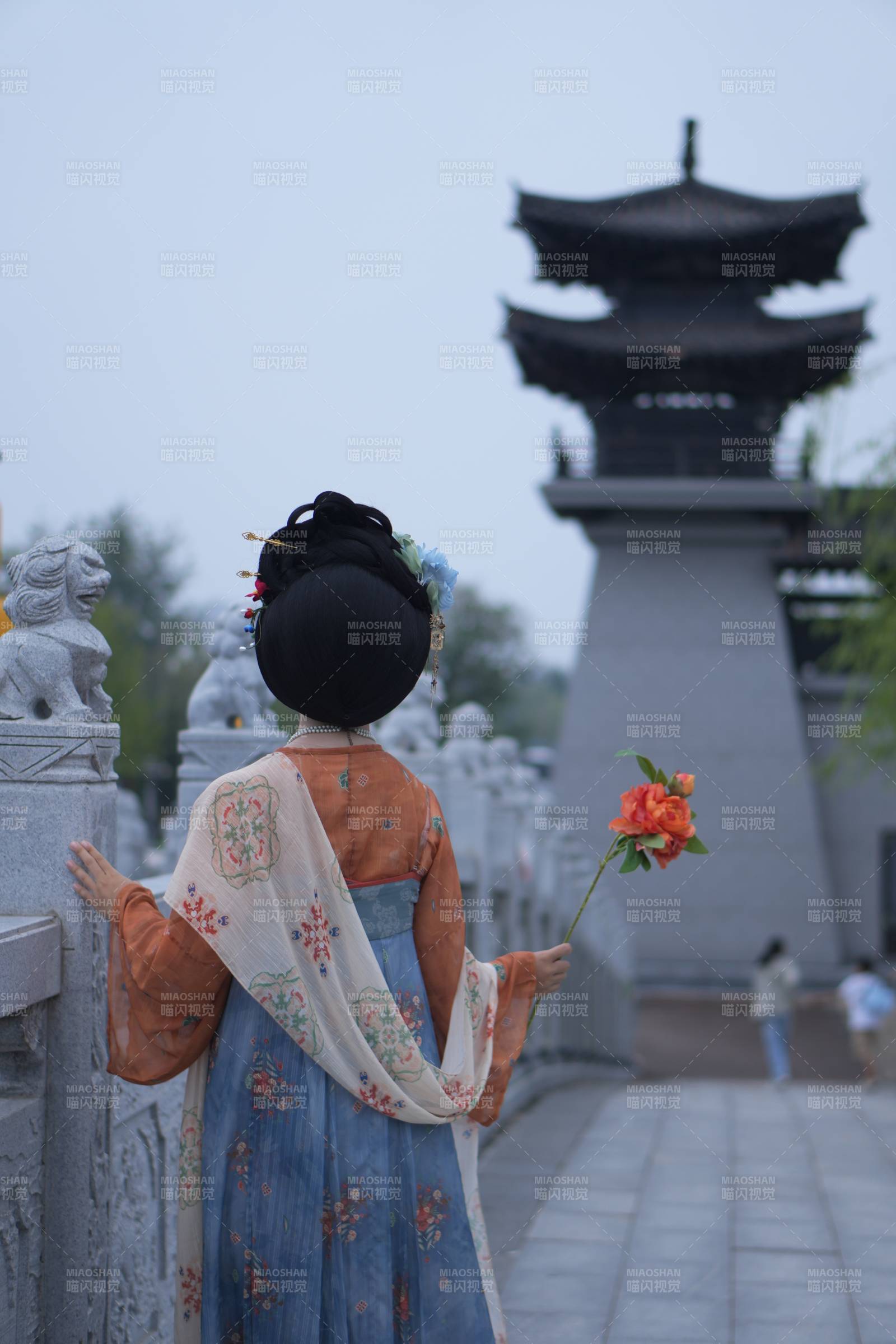 古風女子賞花 塔樓映襯