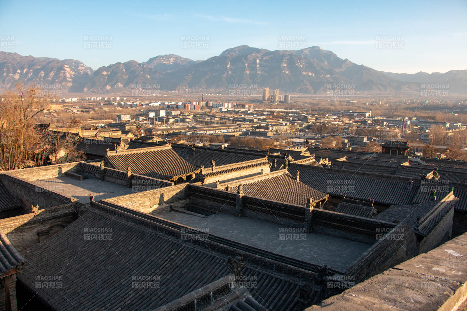 古建筑群與遠山相映