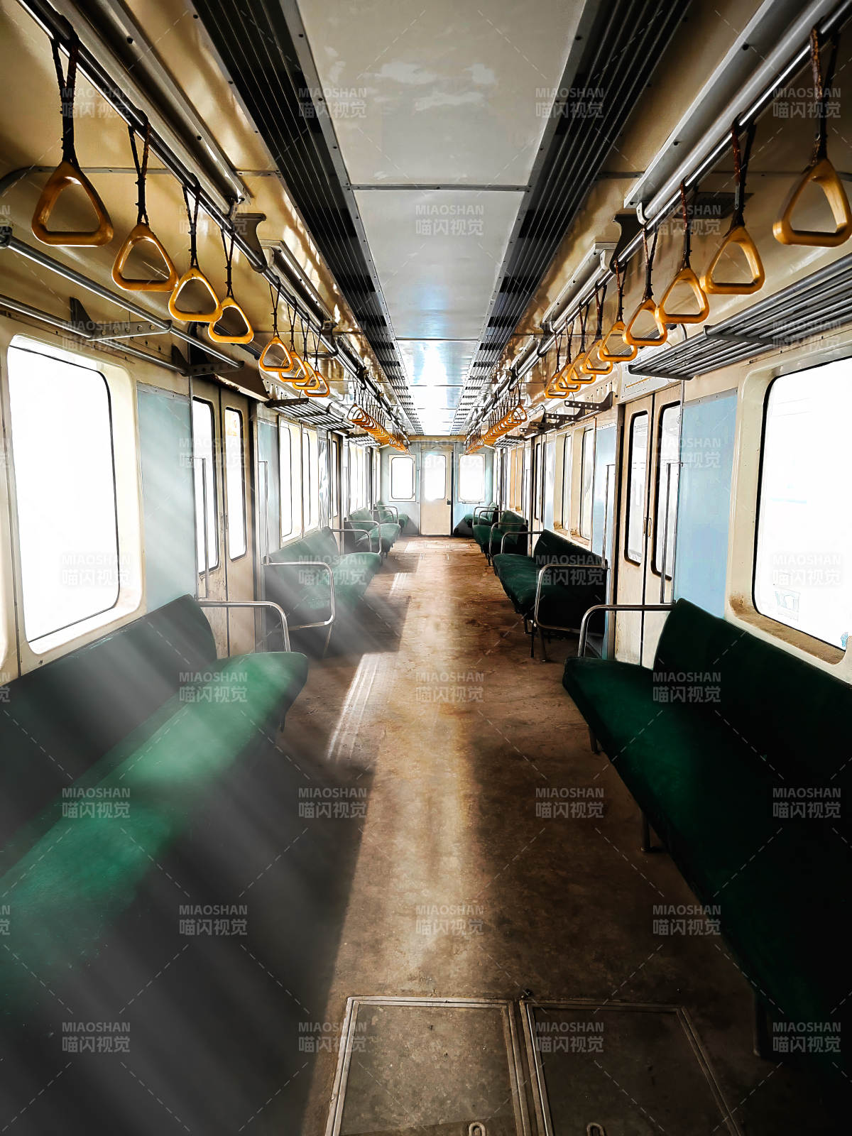 空蕩地鐵車廂光影交錯