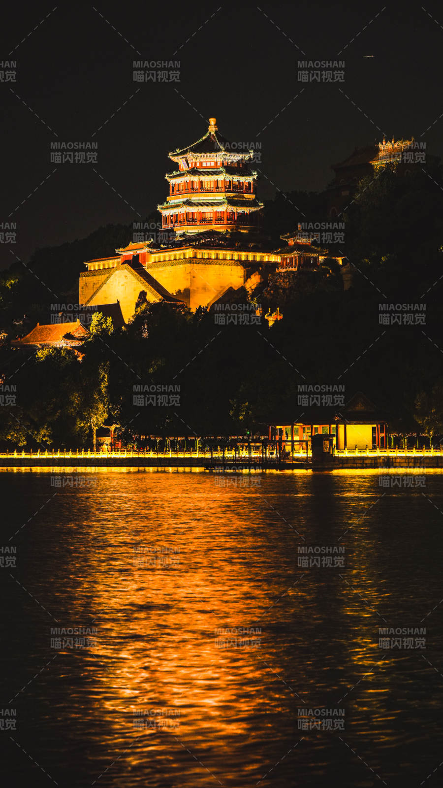 頤和園夜色中的古塔倒影湖面